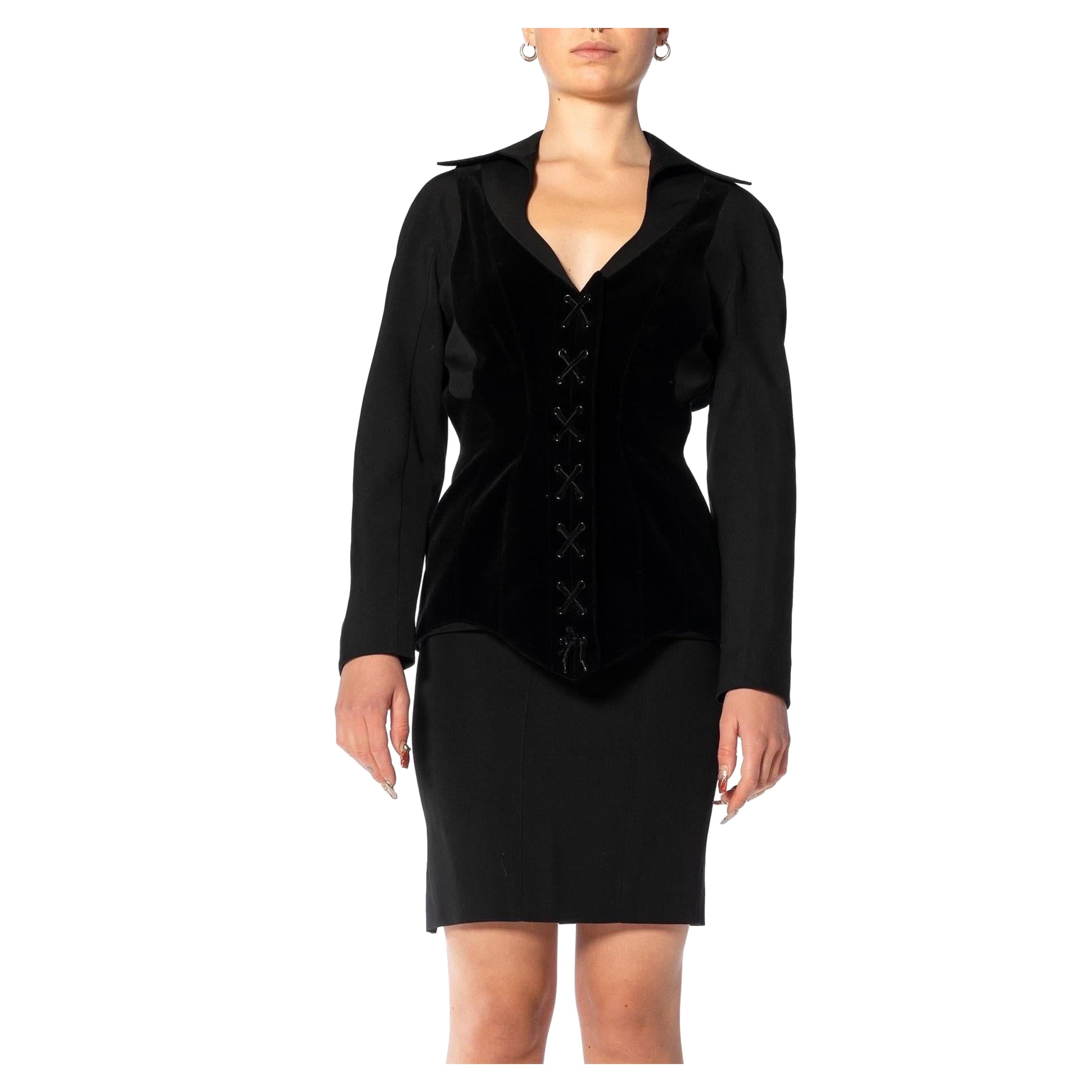 1990S THIERRY MUGLER Combinaison jupe en laine et velours noir avec faux corset lacé Deta