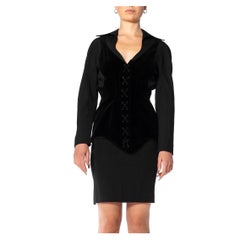 1990S THIERRY MUGLER Combinaison jupe en laine et velours noir avec faux corset lacé Deta