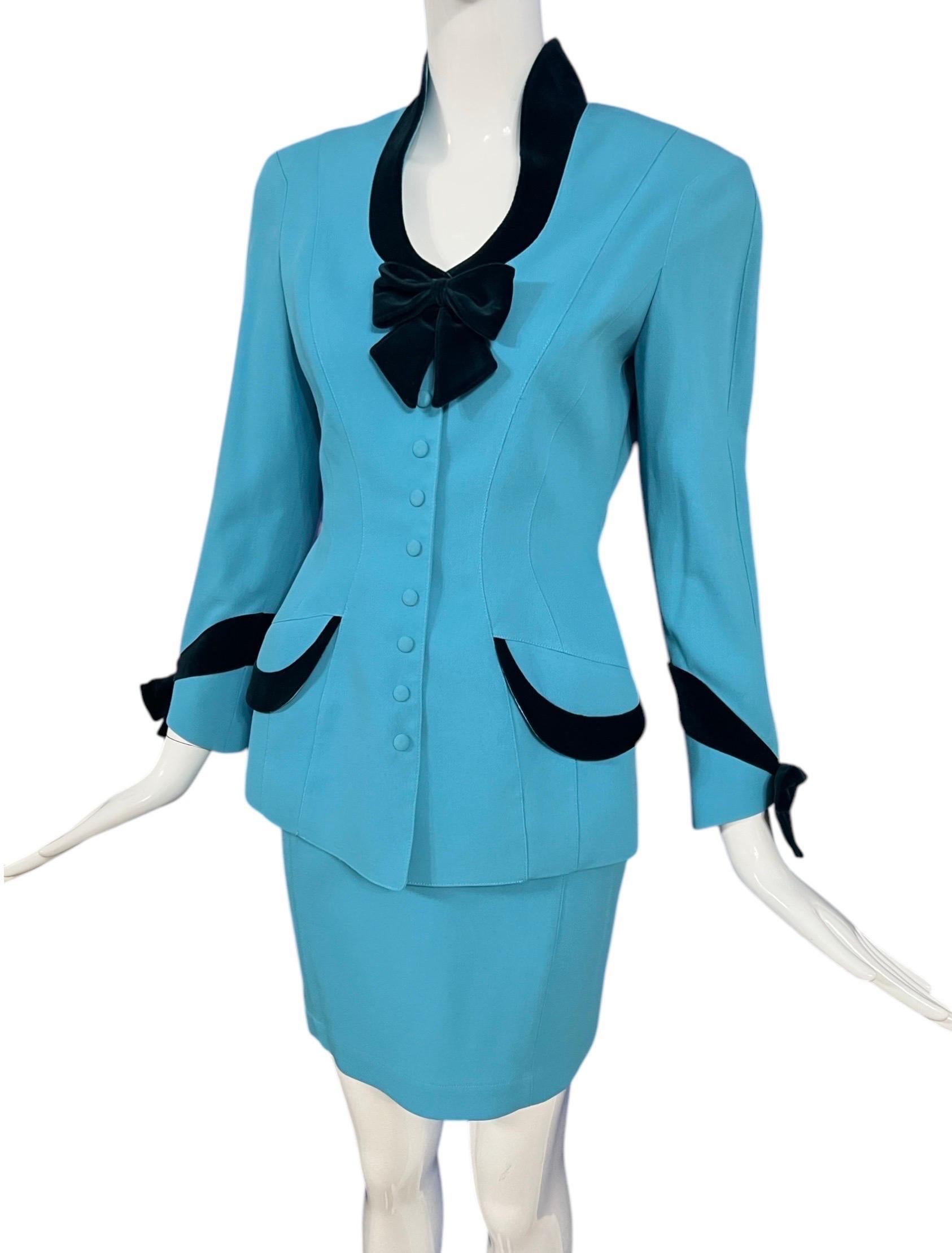 1990er Thierry Mugler Blauer Anzug mit Samtbesatz und Rock im Zustand „Hervorragend“ im Angebot in Concord, NC