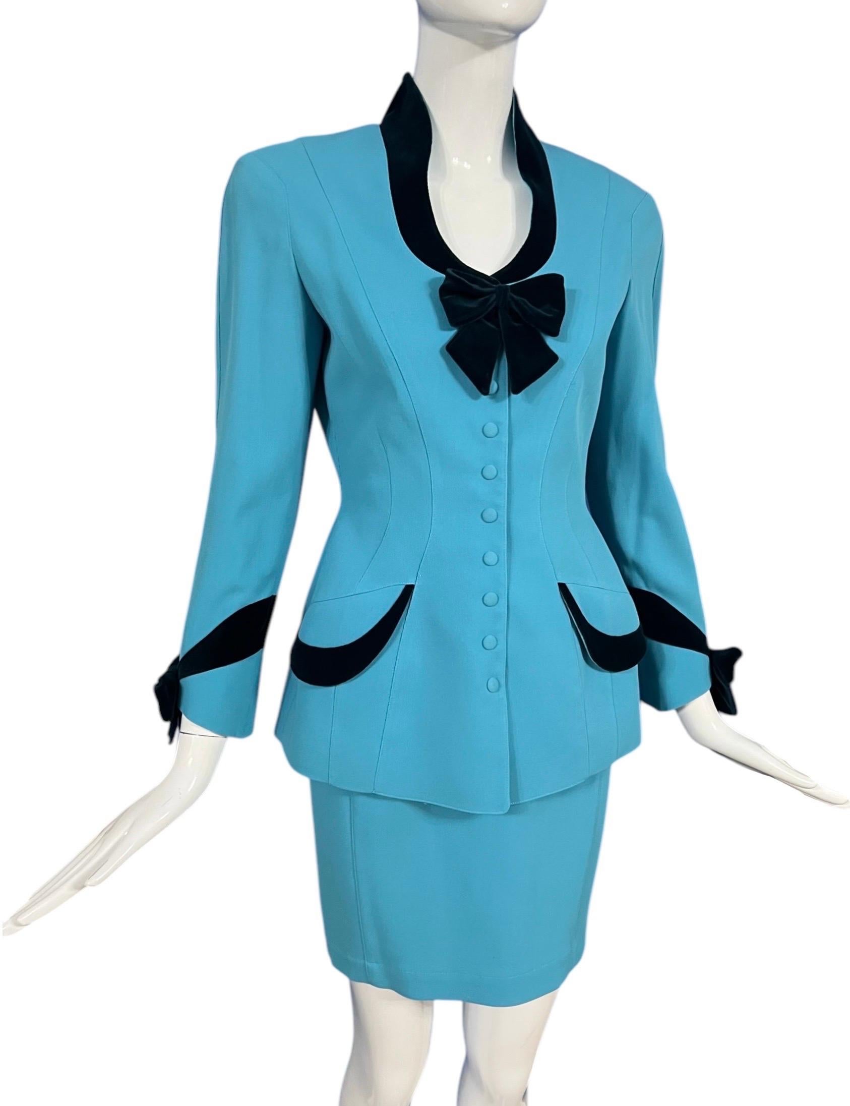 1990er Thierry Mugler Blauer Anzug mit Samtbesatz und Rock Damen im Angebot