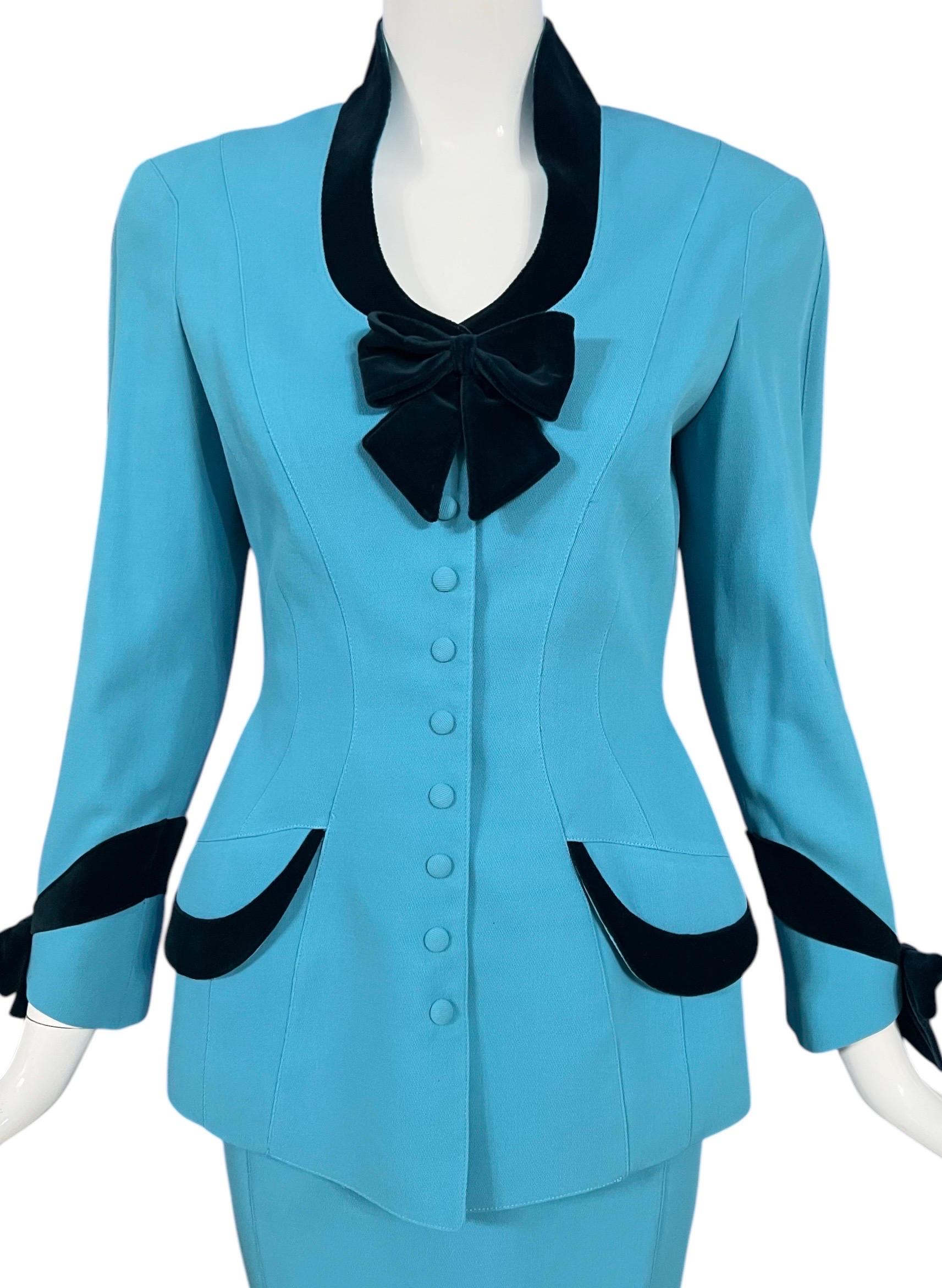 1990er Thierry Mugler Blauer Anzug mit Samtbesatz und Rock im Angebot 1