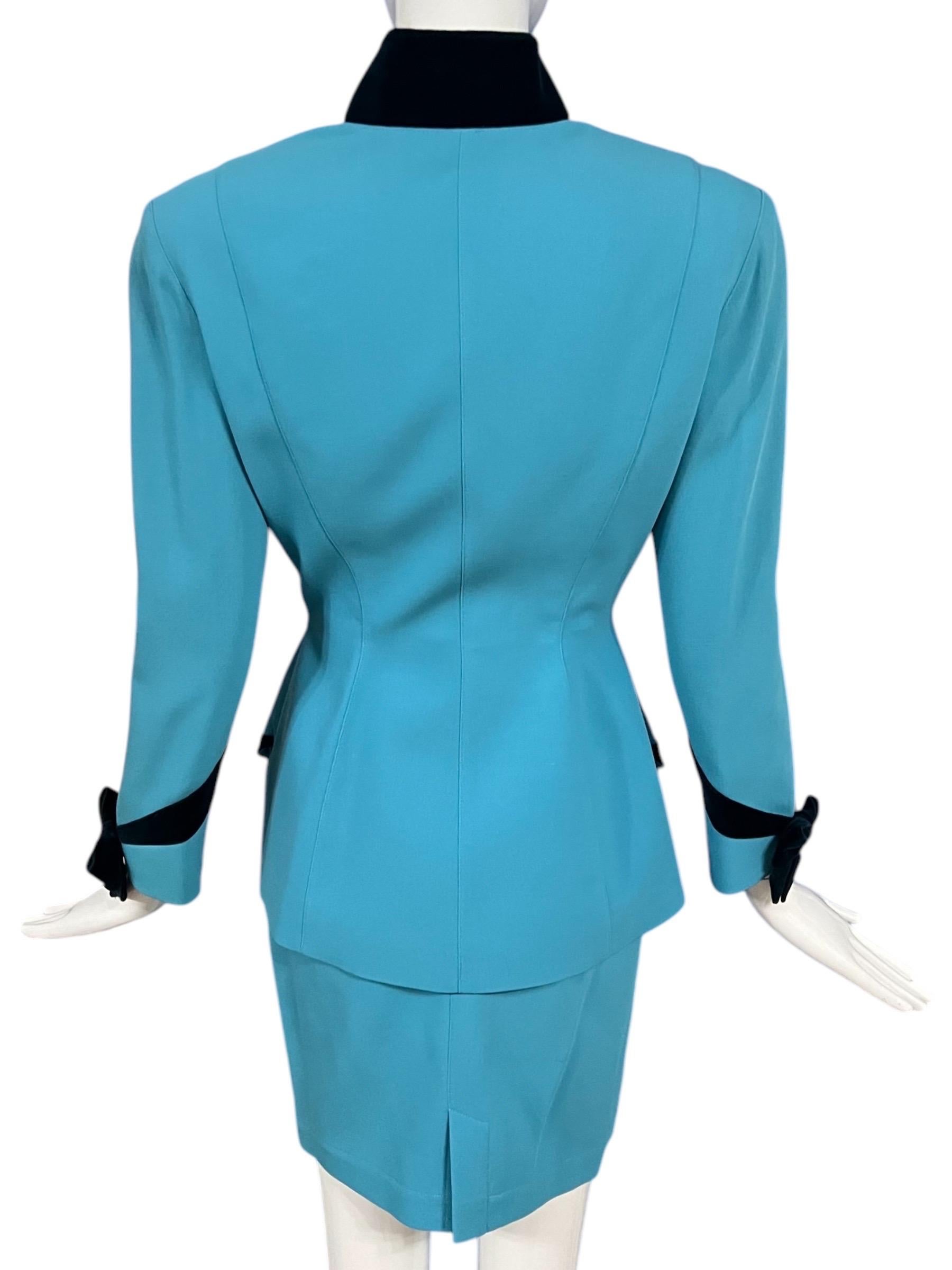 1990er Thierry Mugler Blauer Anzug mit Samtbesatz und Rock im Angebot 2