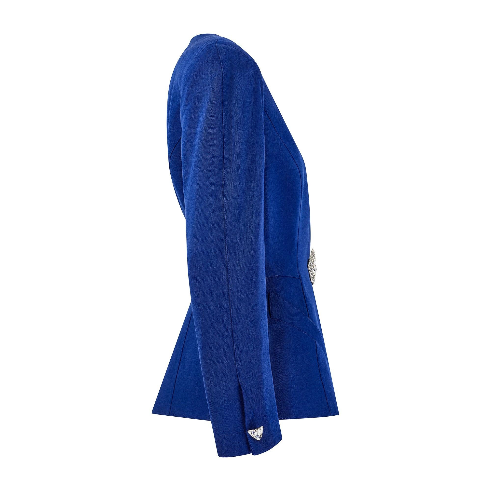 Giacca blazer in lana blu reale di Thierry Mugler degli anni '90, dove i dettagli architettonici abbondano nella costruzione. Realizzata secondo i contorni definiti per i quali lo stilista è diventato famoso, questa giacca da cocktail stringe la