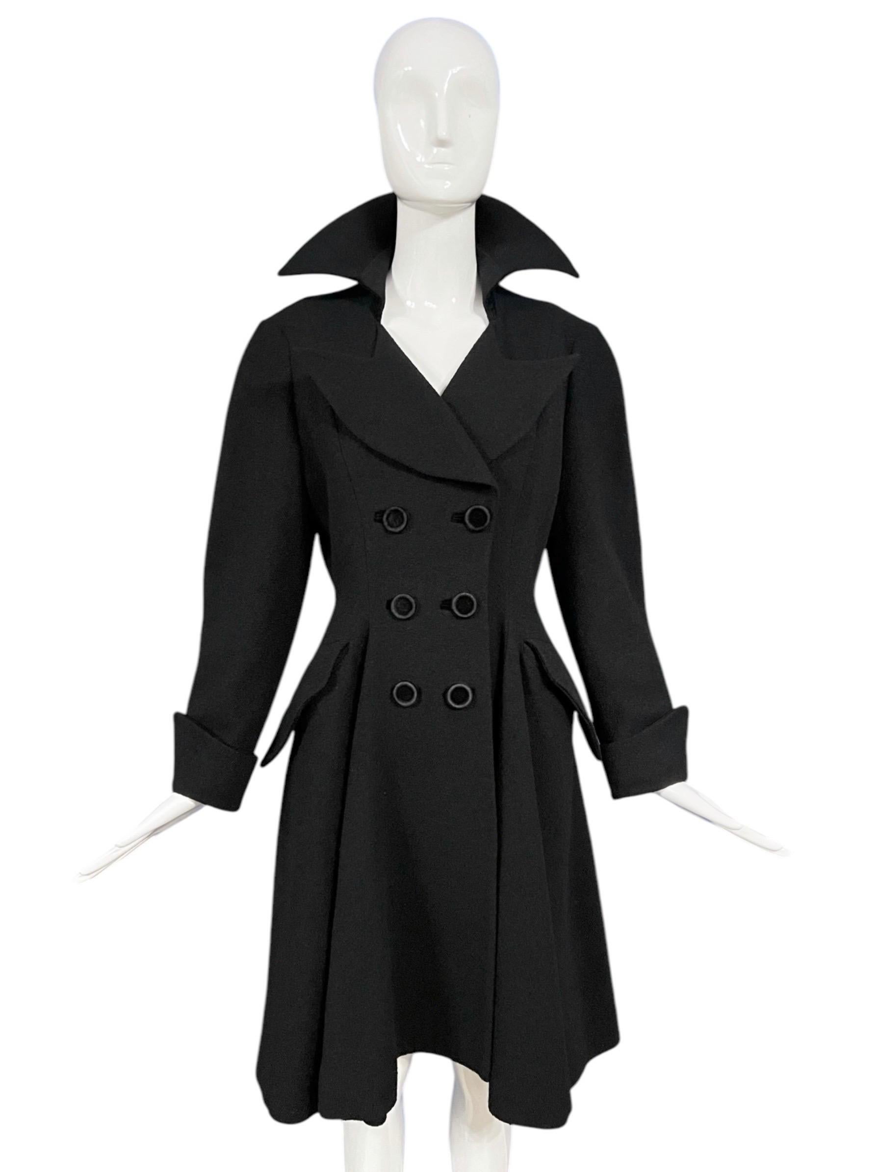 Langer schwarzer Zweireiher von Thierry Mugler aus dem Jahr 1993. Dieser ausgestellte Mantel hat ein tailliertes Oberteil, einen Stehkragen, Samtknöpfe, eine plissierte Rückseite sowie spitze Revers und Taschen.

Größe: Größe Tag nicht vorhanden,