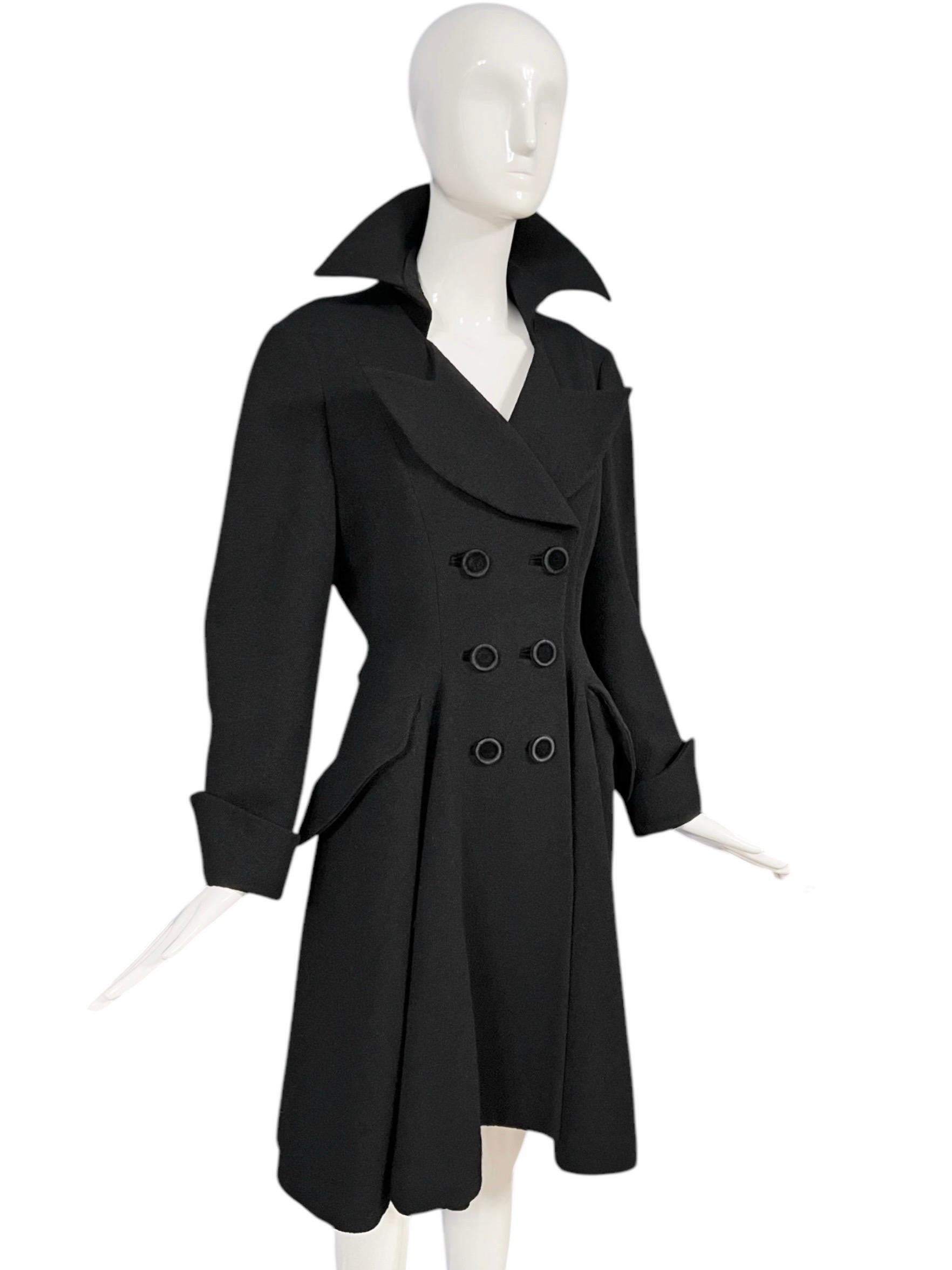 1990er Thierry Mugler Dramatischer schwarzer Mantel mit Samtbesatz (Schwarz) im Angebot