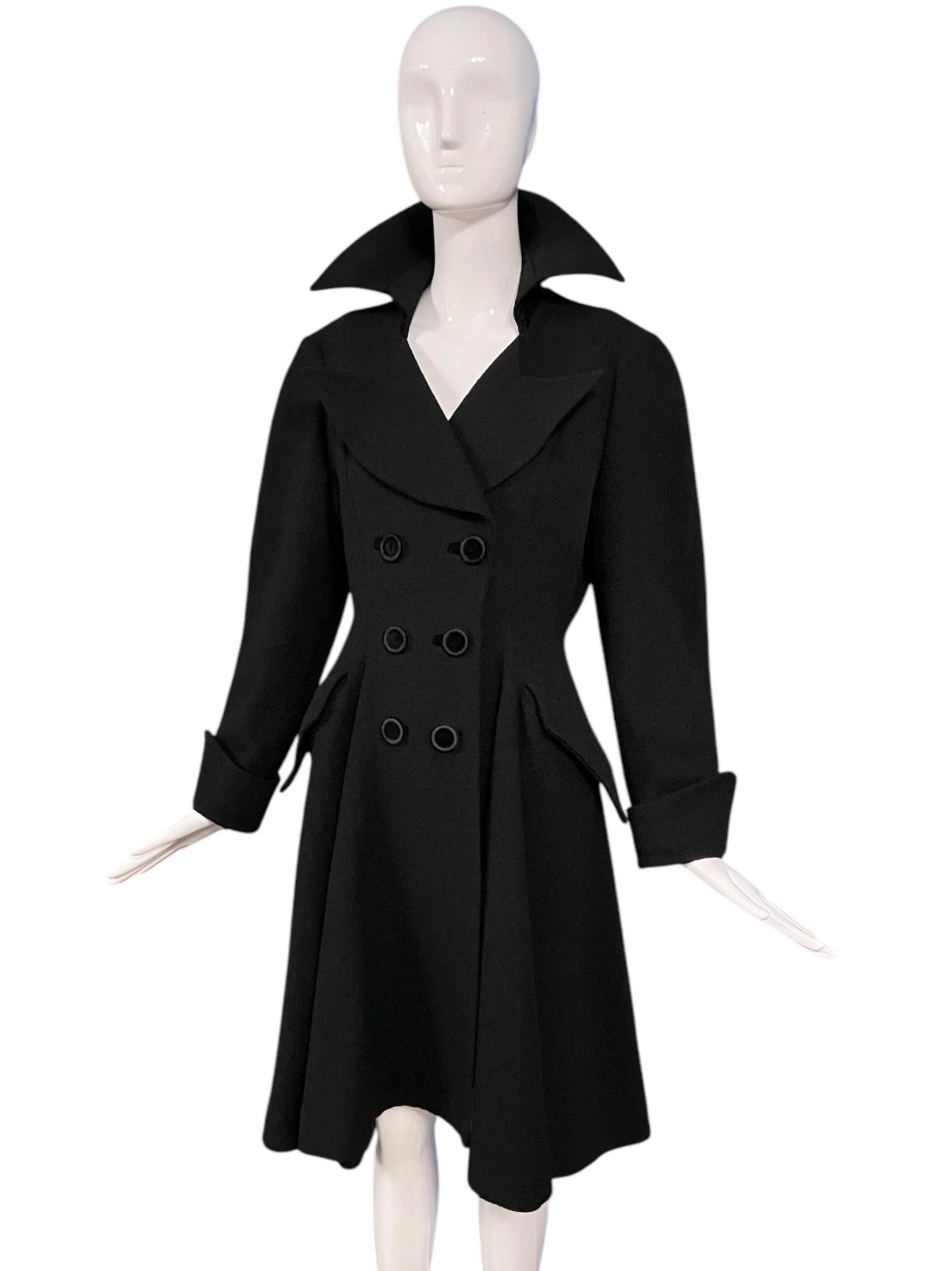 1990er Thierry Mugler Dramatischer schwarzer Mantel mit Samtbesatz im Zustand „Hervorragend“ im Angebot in Concord, NC
