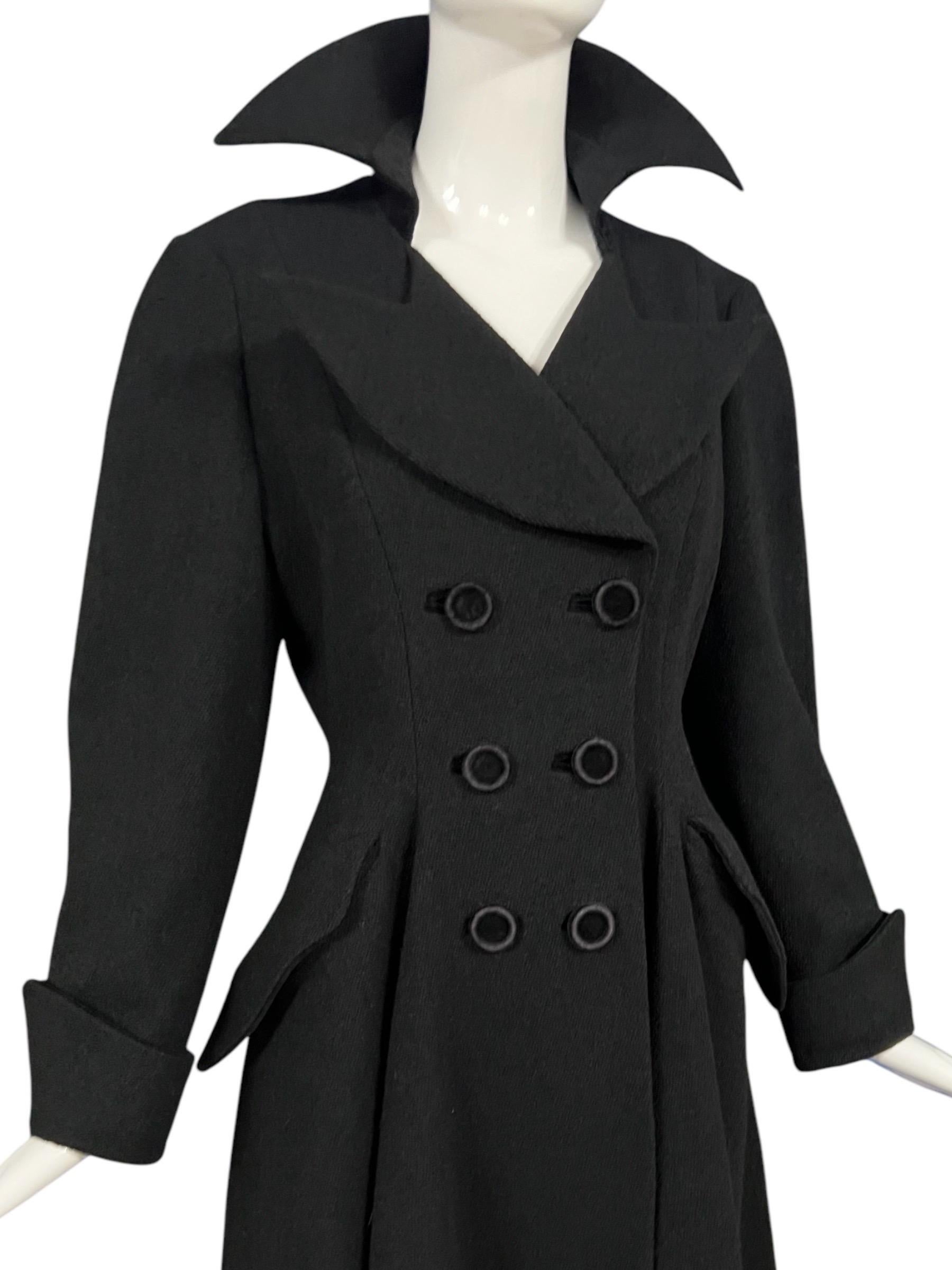 1990er Thierry Mugler Dramatischer schwarzer Mantel mit Samtbesatz Damen im Angebot