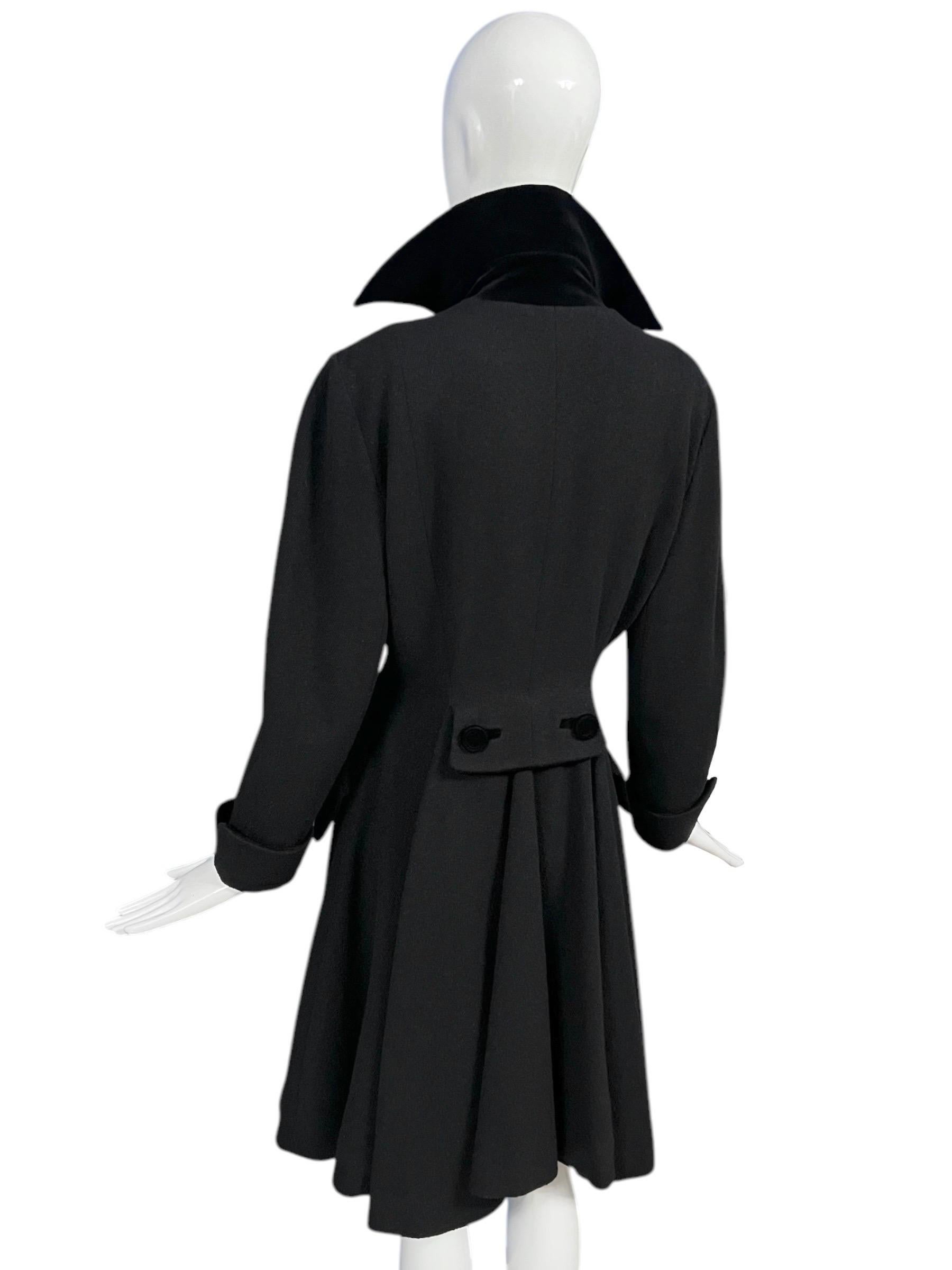 1990er Thierry Mugler Dramatischer schwarzer Mantel mit Samtbesatz im Angebot 1