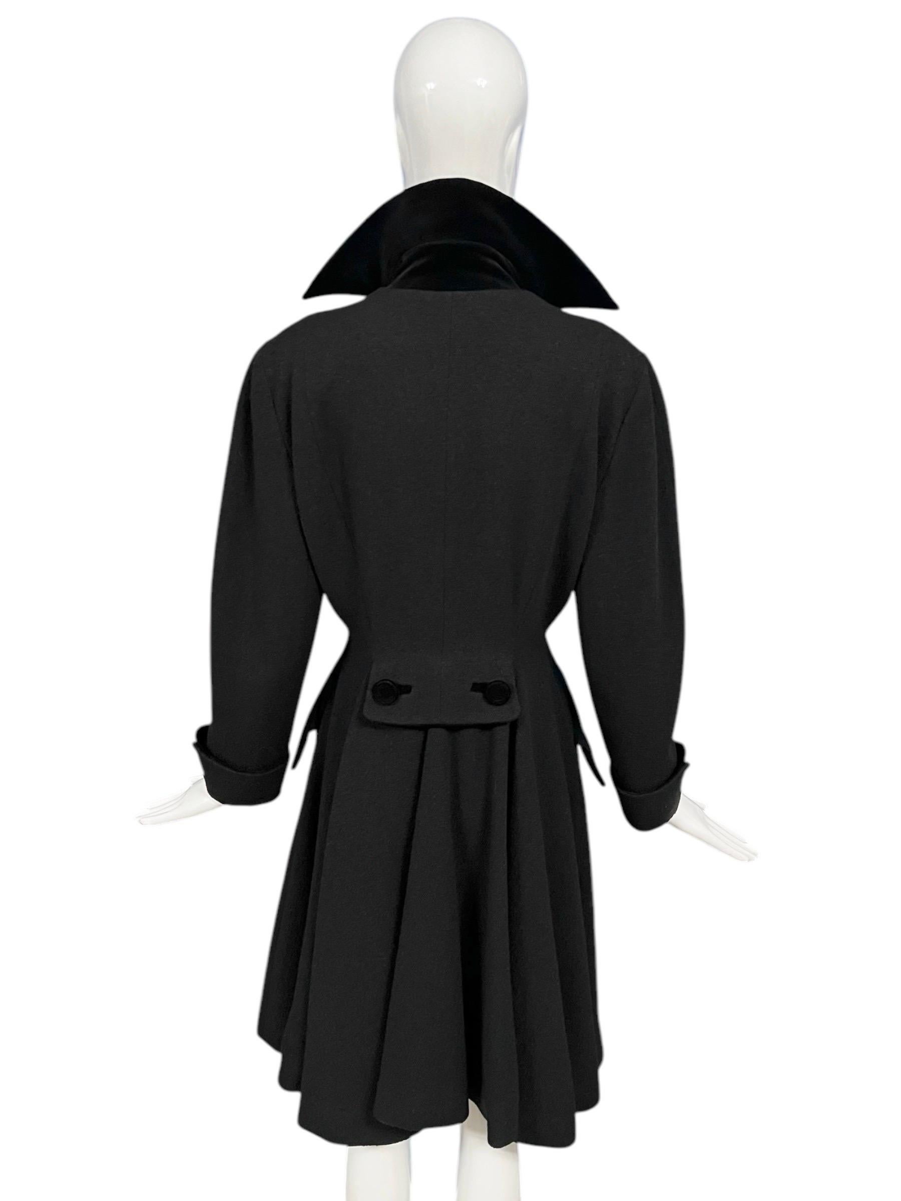 1990er Thierry Mugler Dramatischer schwarzer Mantel mit Samtbesatz im Angebot 3