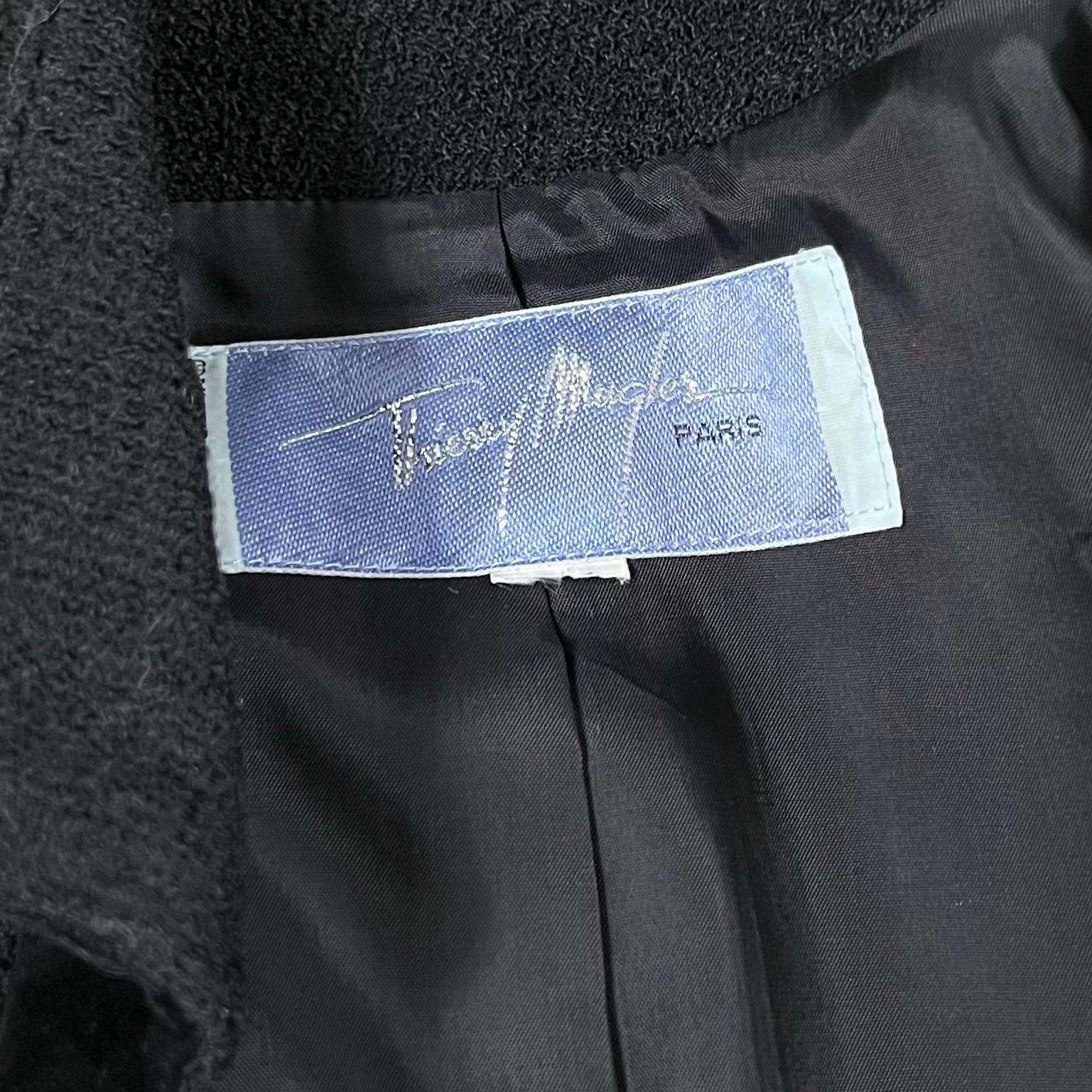 1990er Thierry Mugler Dramatischer schwarzer Mantel mit Samtbesatz im Angebot 4