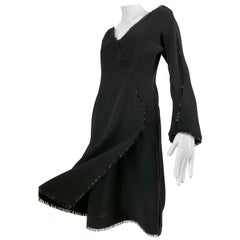 Robe de cocktail noire ajustée et évasée Thierry Mugler des années 1990 avec frange perlée