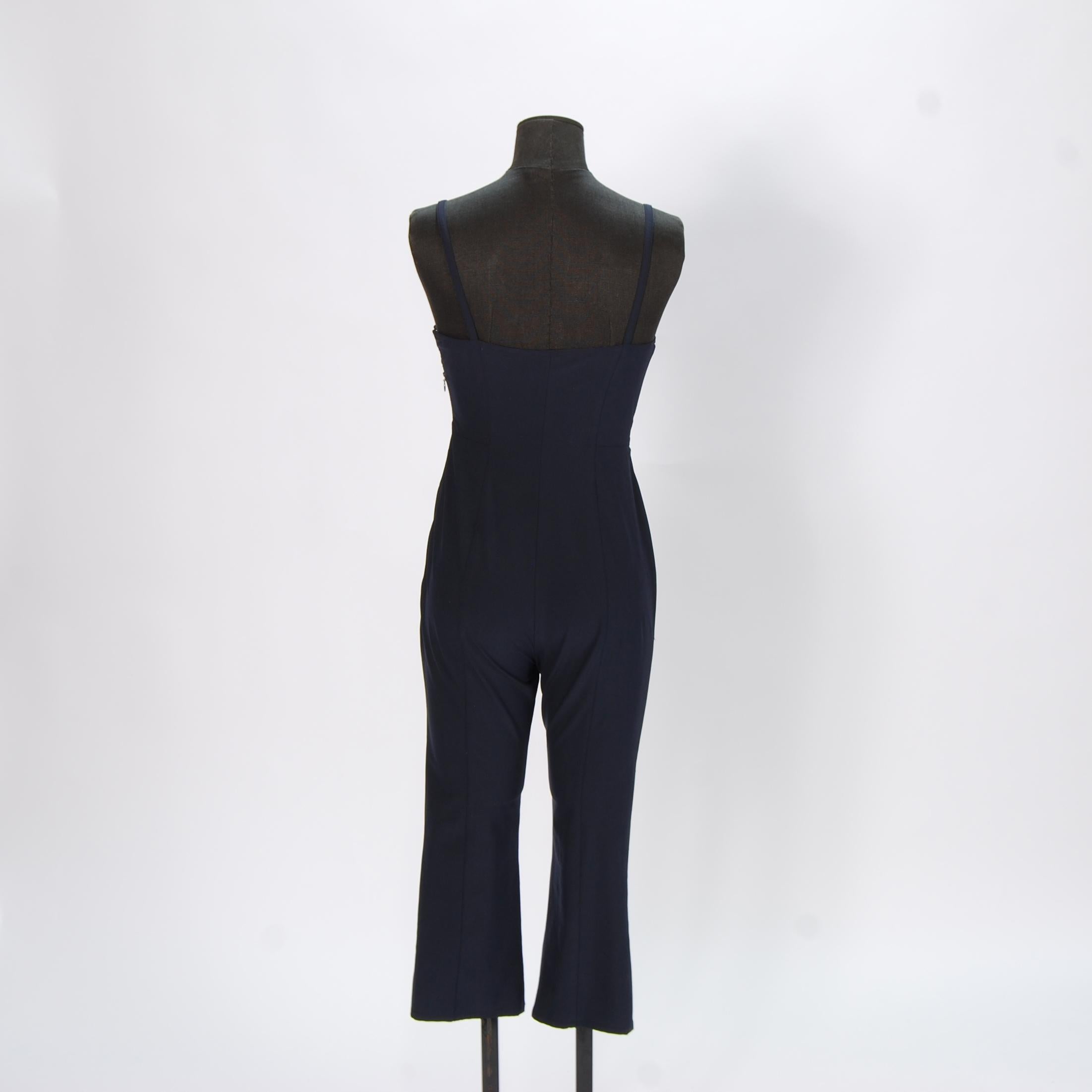 dieser schöne Overall hat silberne Schnallen an den Trägern und eine äußerst schmeichelhafte Form