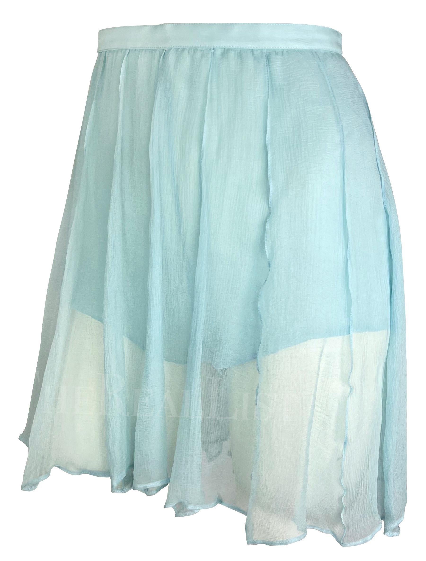 Wir präsentieren einen hellblauen Thierry Mugler-Rock, entworfen von Manfred Mugler. Dieses Stück aus den 1990er Jahren wurde sorgfältig aus hellblauer Seide gefertigt. Der Rock mit Falten und hoher Taille wird durch eine kurze Innenschicht ergänzt.