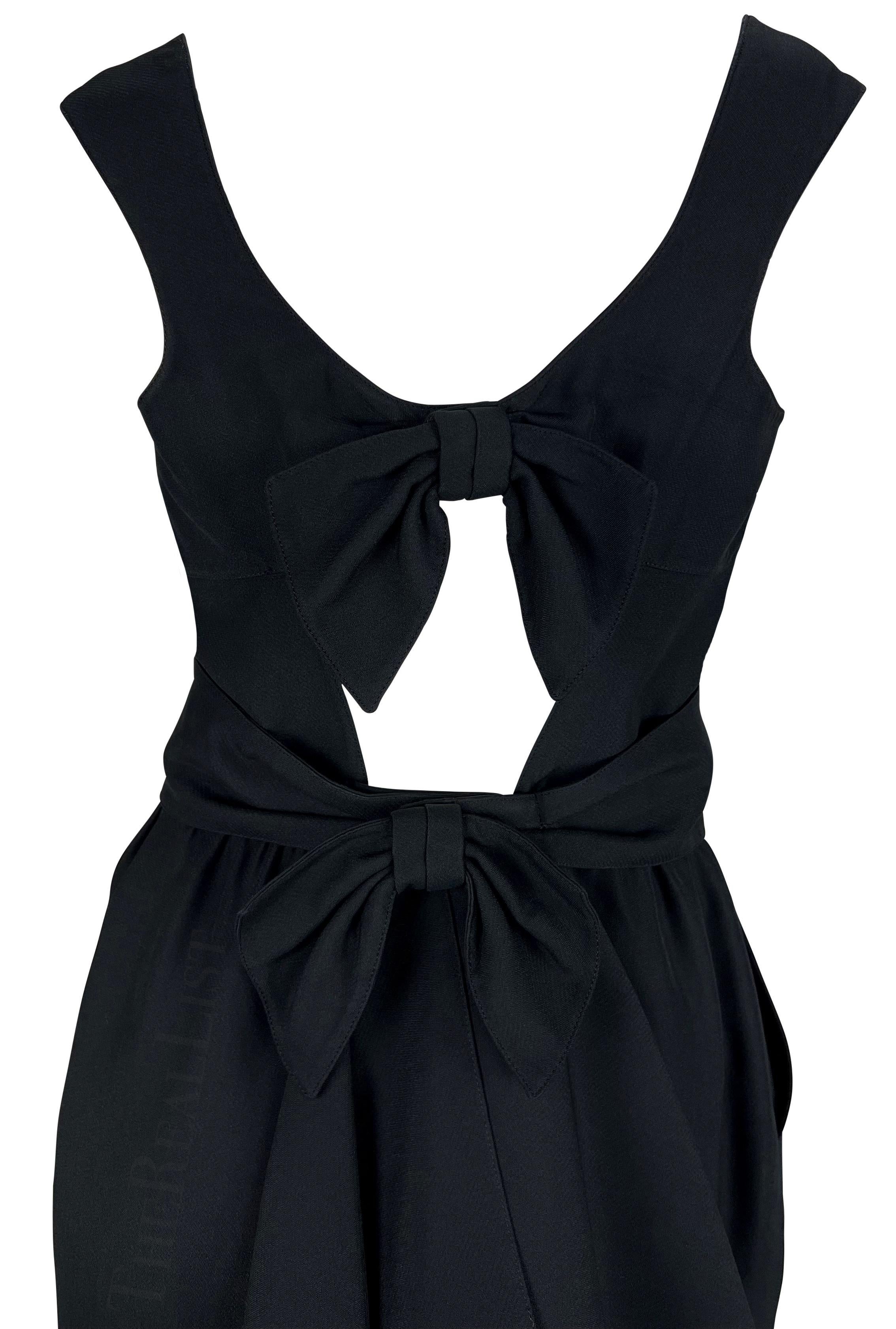 Nous vous présentons une fabuleuse mini robe noire Thierry Mugler, créée par Manfred Mugler. Datant du début des années 1990, cette petite robe noire présente un décolleté angulaire et une ceinture à la taille. La robe est complétée par un dos