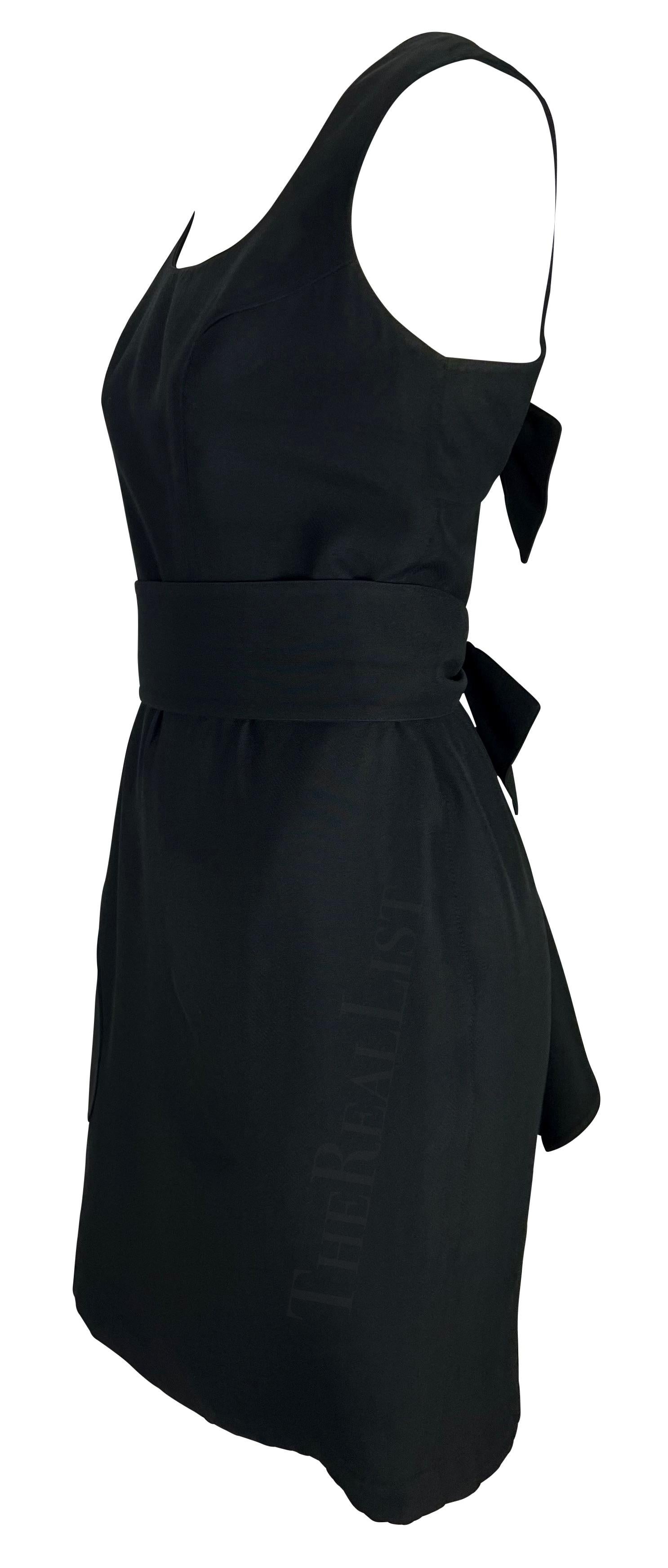 Thierry Mugler petite robe noire ceinturée à double nœud des années 1990 en vente 3