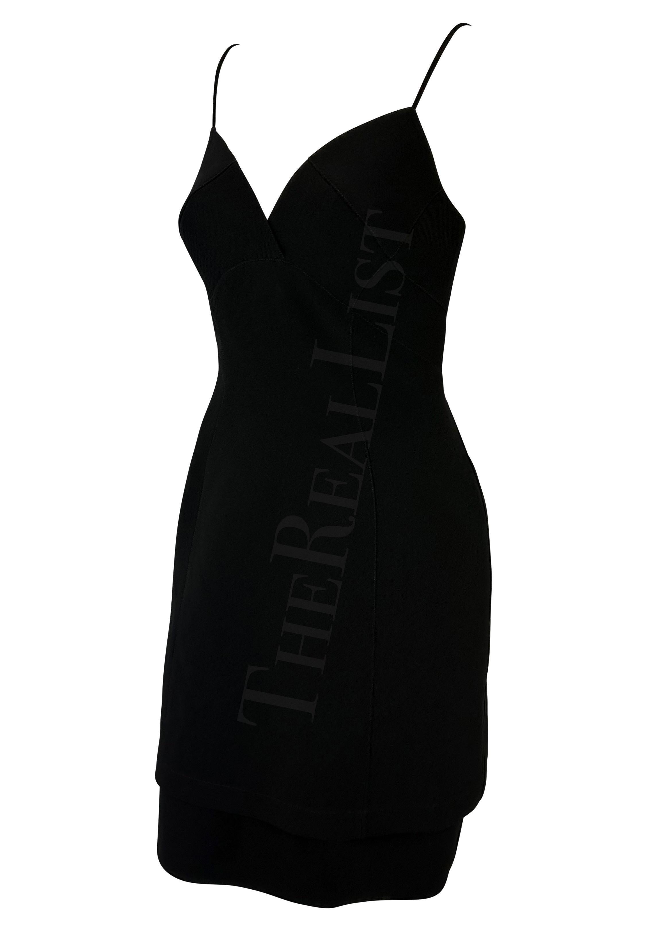 Wir präsentieren ein klassisches schwarzes Thierry Mugler Minikleid, entworfen von Manfred Mugler. Dieses Kleid aus den späten 1990er Jahren hat einen herzförmigen Ausschnitt, Spaghetti-Träger und einen gestuften Saum. Mühelos schick und zeitlos,