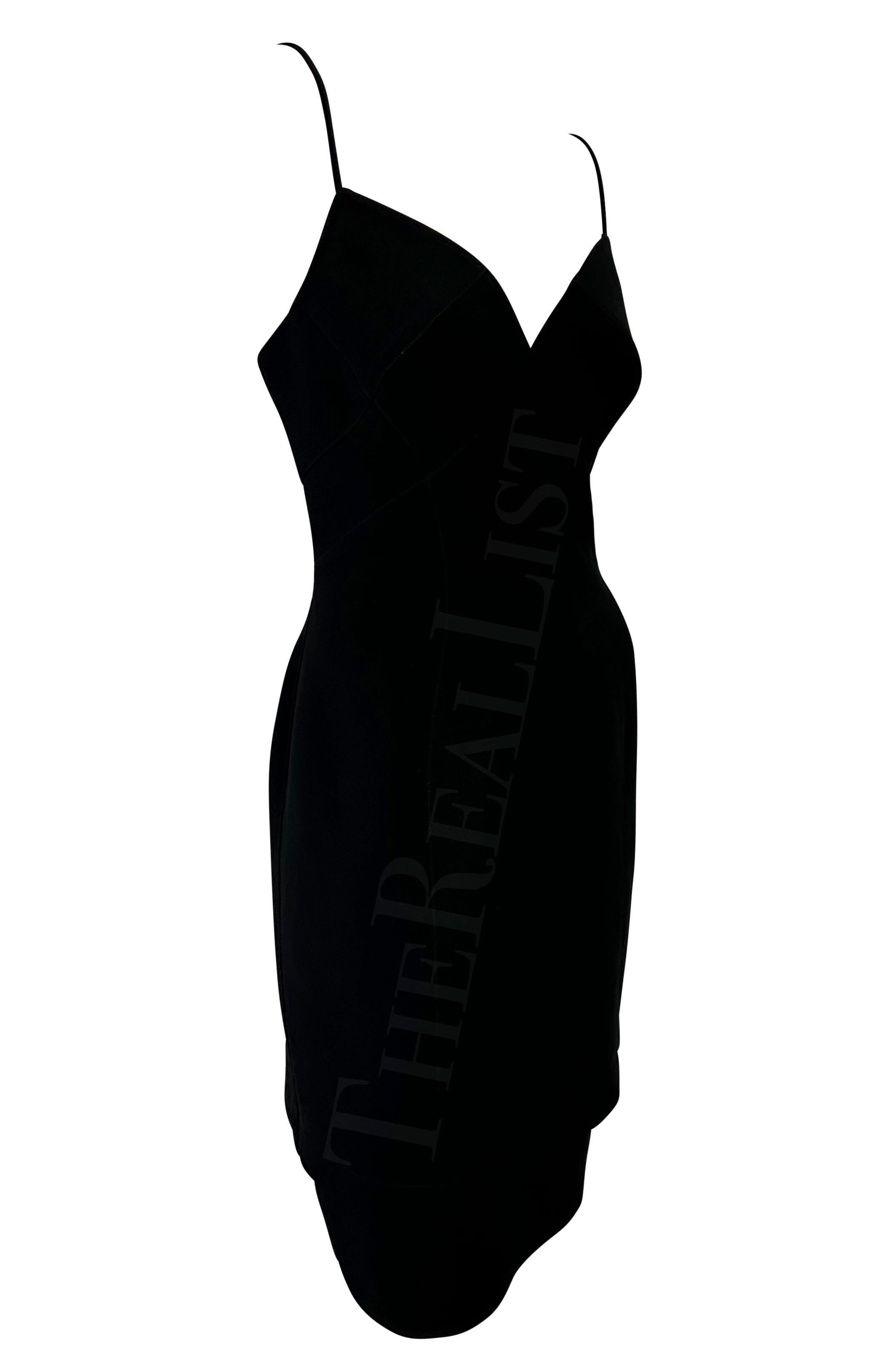 1990er Thierry Mugler Kleines schwarzes gestuftes Mini-Slipkleid im Angebot 1