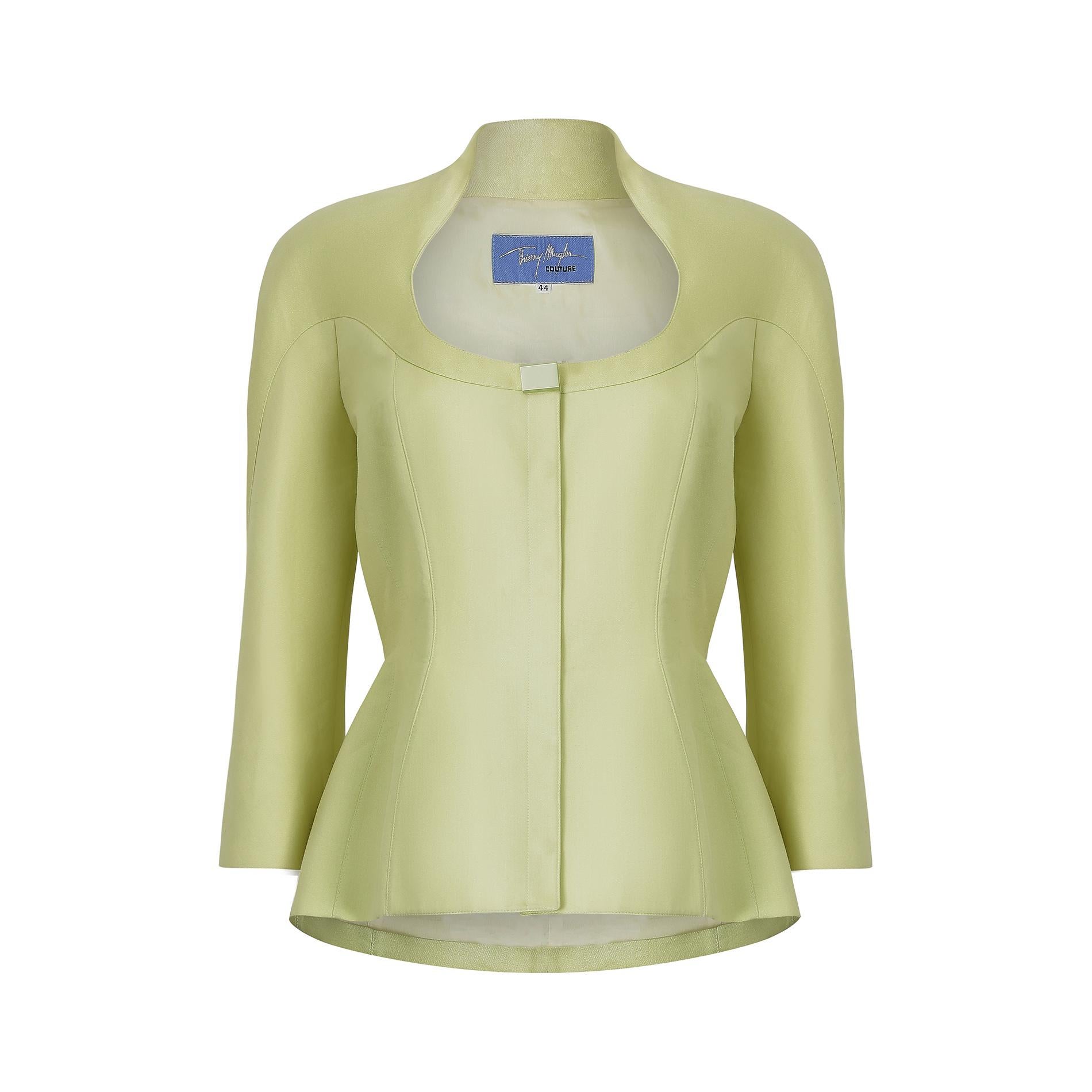 Diese Couture-Jacke von Thierry Mugler aus den 1990er Jahren ist aus einem ungewöhnlichen, mittelschweren Webstoff gefertigt.  Es handelt sich um einen hellen, fast limonengrünen Chartreuse-Ton mit Glitzerpartikeln, die einen schillernden Effekt