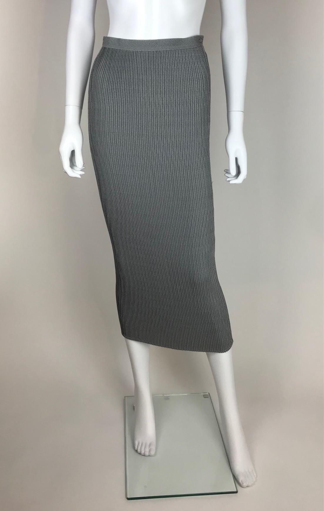 THIERRY MUGLER, Made in France, circa 90. 
Mottled grey pleated skirt. No lining. No size tag. I would recommend it for 34/36 EU. 
Please see measurements bellow, taken flat and unstretched : 
Waist width 32cm / Length 85cm. 

Every item is rare and