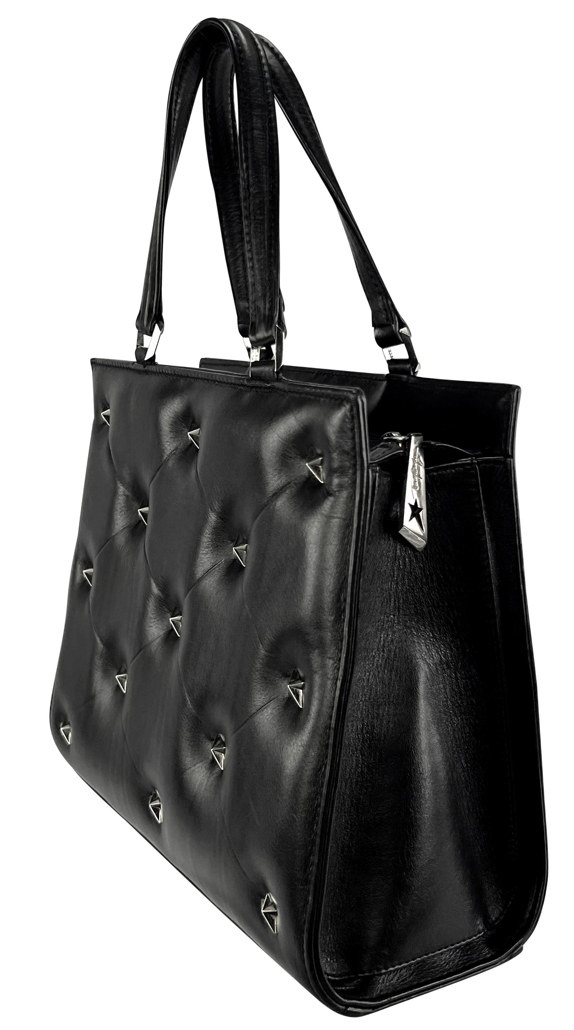 This 1990s Thierry Mugler small tote bag is crafted from quilted black leather and featuresthroughout. The structured design features Mugler's silver-tone star studs throughout, making it a standout piece from the designer's collection.

Approximate