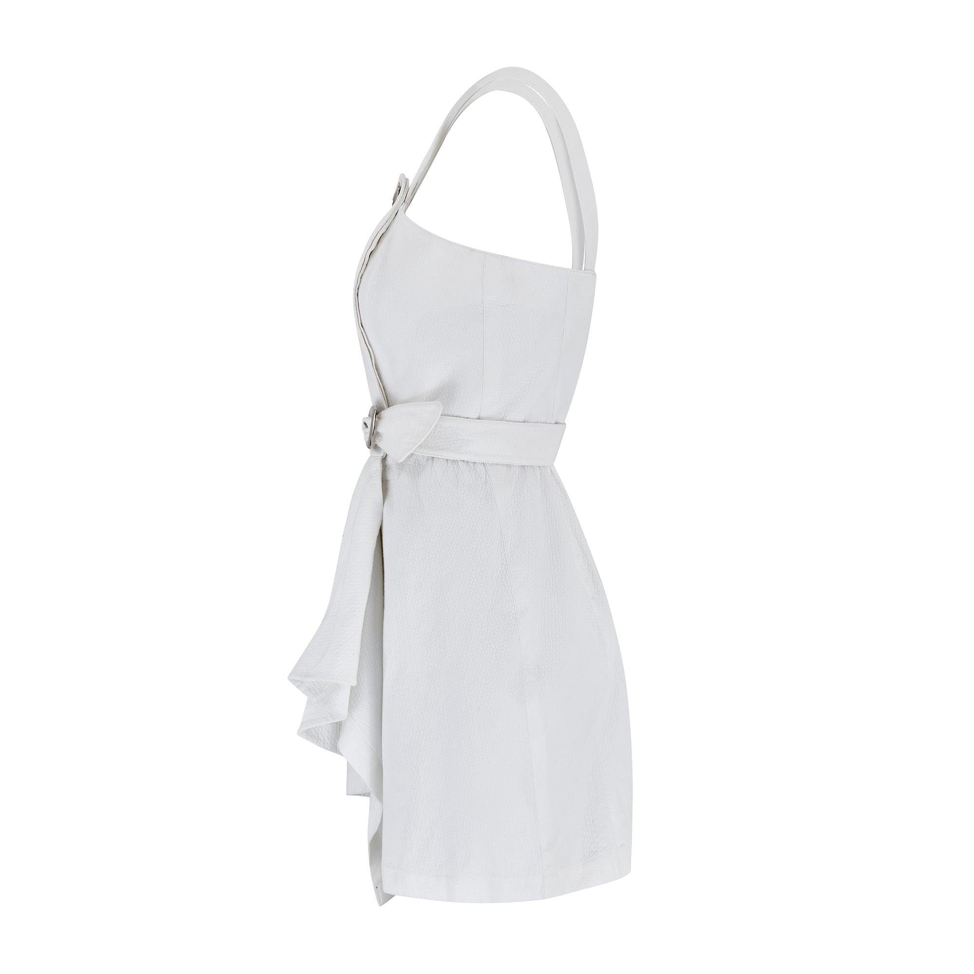 Dieses weiße Minikleid aus den 1990er Jahren wurde in Frankreich von Thierry Mugler hergestellt und wird nach eingehender Recherche der S/S 1996 Kollektion zugeschrieben. Mugler entwarf in jeder Saison andere 