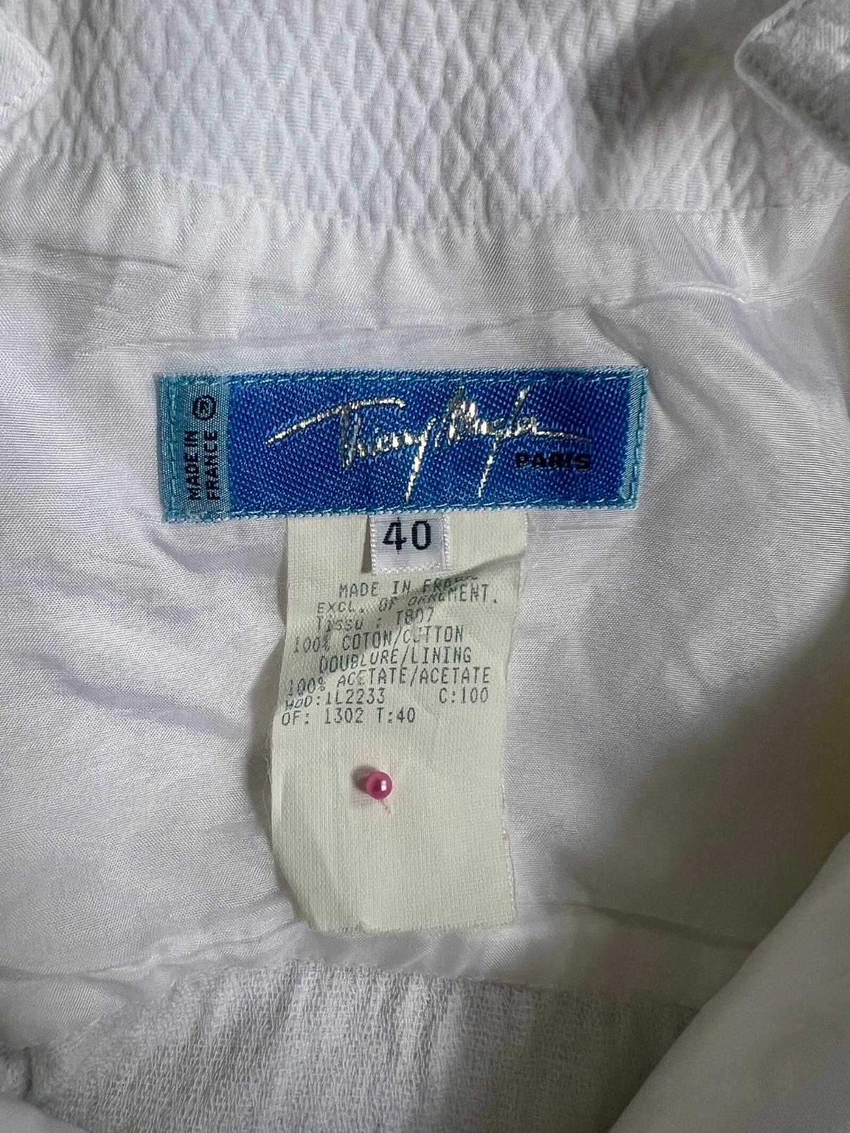 1990er Thierry Mugler Weißes Baumwollminikleid mit Gürteldetail Damen im Angebot