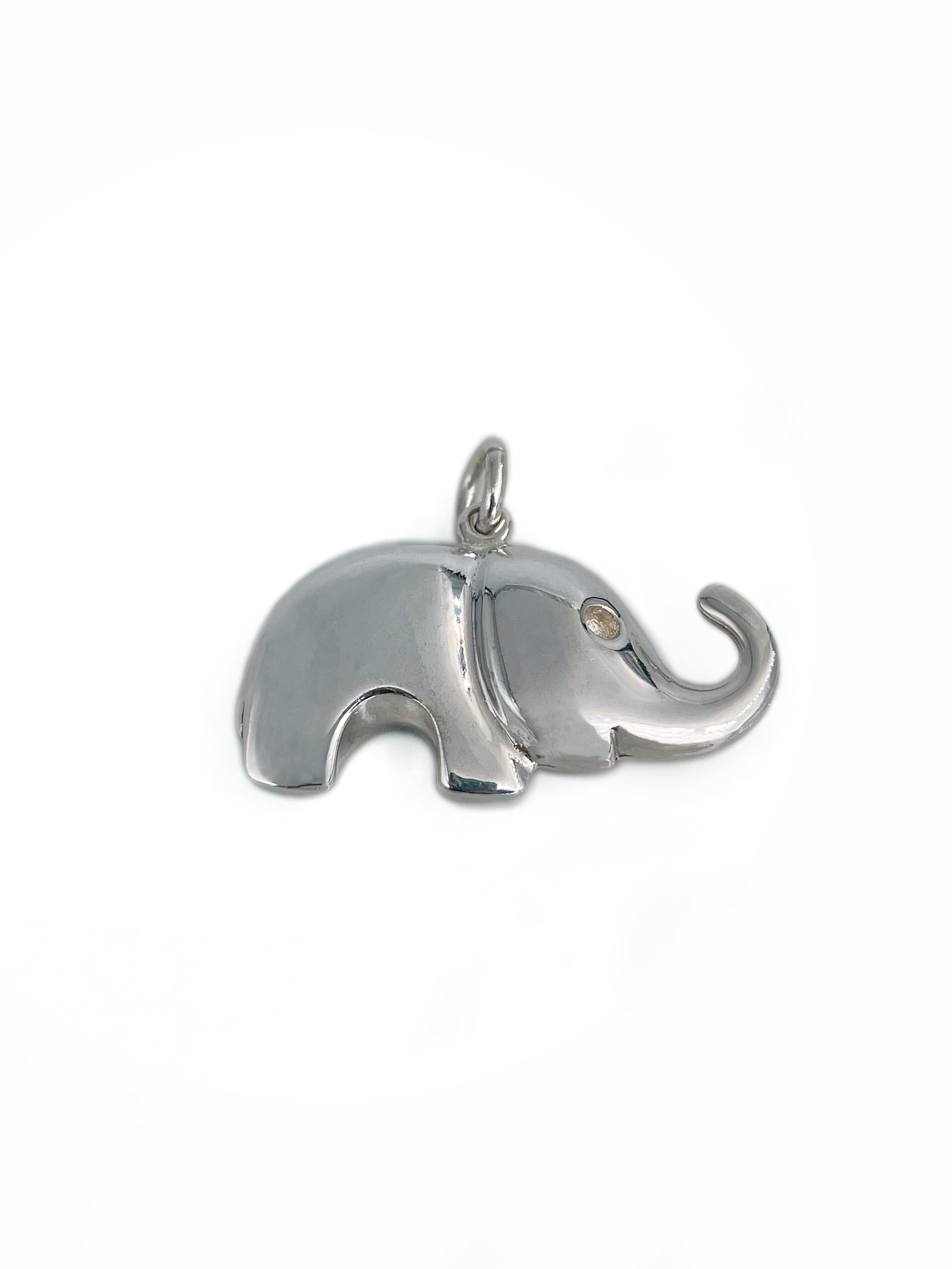 Voici un charmant pendentif en forme d'éléphant conçu par Tiffany & Co. dans les années 1990. Il est réalisé en 925  Poinçon d'argent. 

Signé : Tiffany & Co. 925

Poids : 16,81 g 
Taille : 2.8x3.5cm

---

Si vous avez des questions, n'hésitez pas à