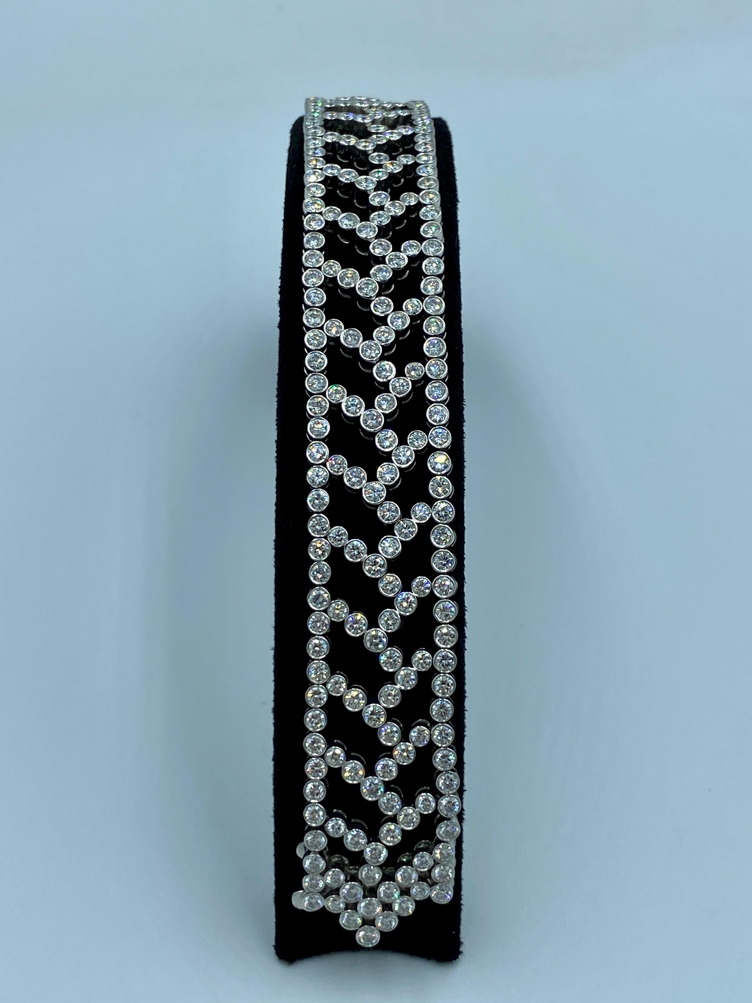 Round Cut 1990s Tiffany & Co platinum and diamond bracelet, part of a set with choker