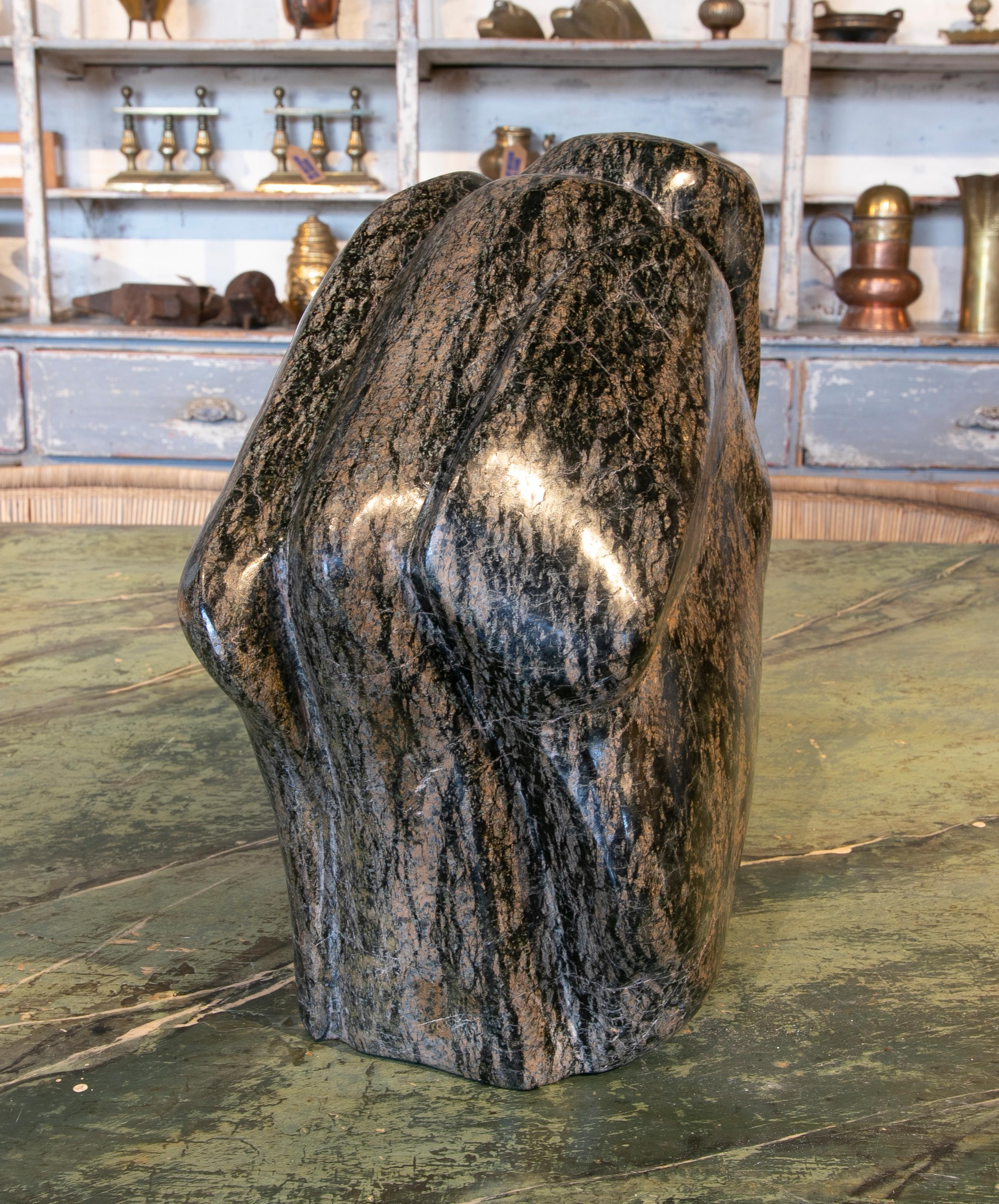 Scultura astratta di uccelli in marmo serpentino di Toby Govan del 1990 In condizioni buone in vendita a Marbella, ES