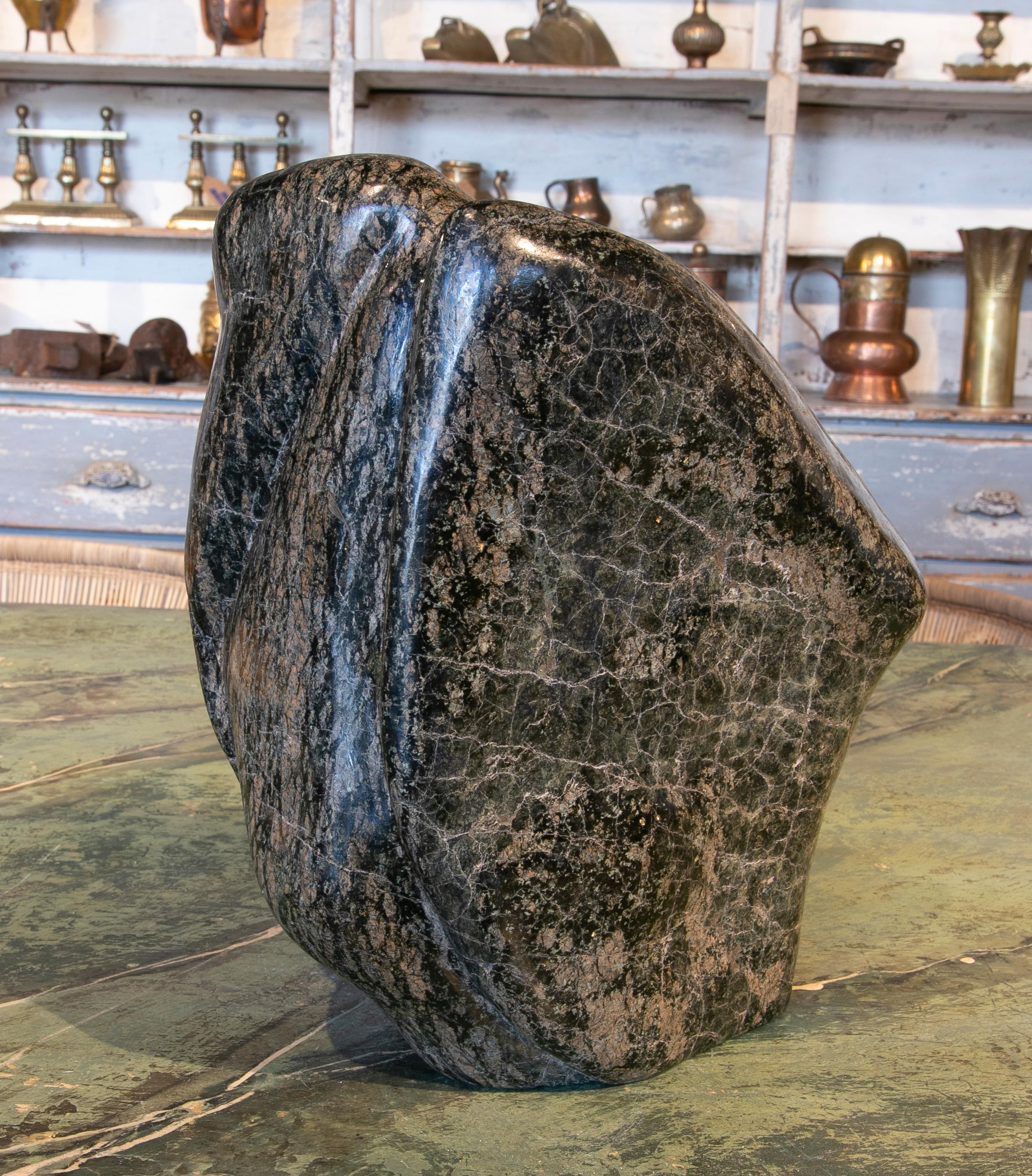 Scultura astratta di uccelli in marmo serpentino di Toby Govan del 1990 in vendita 2