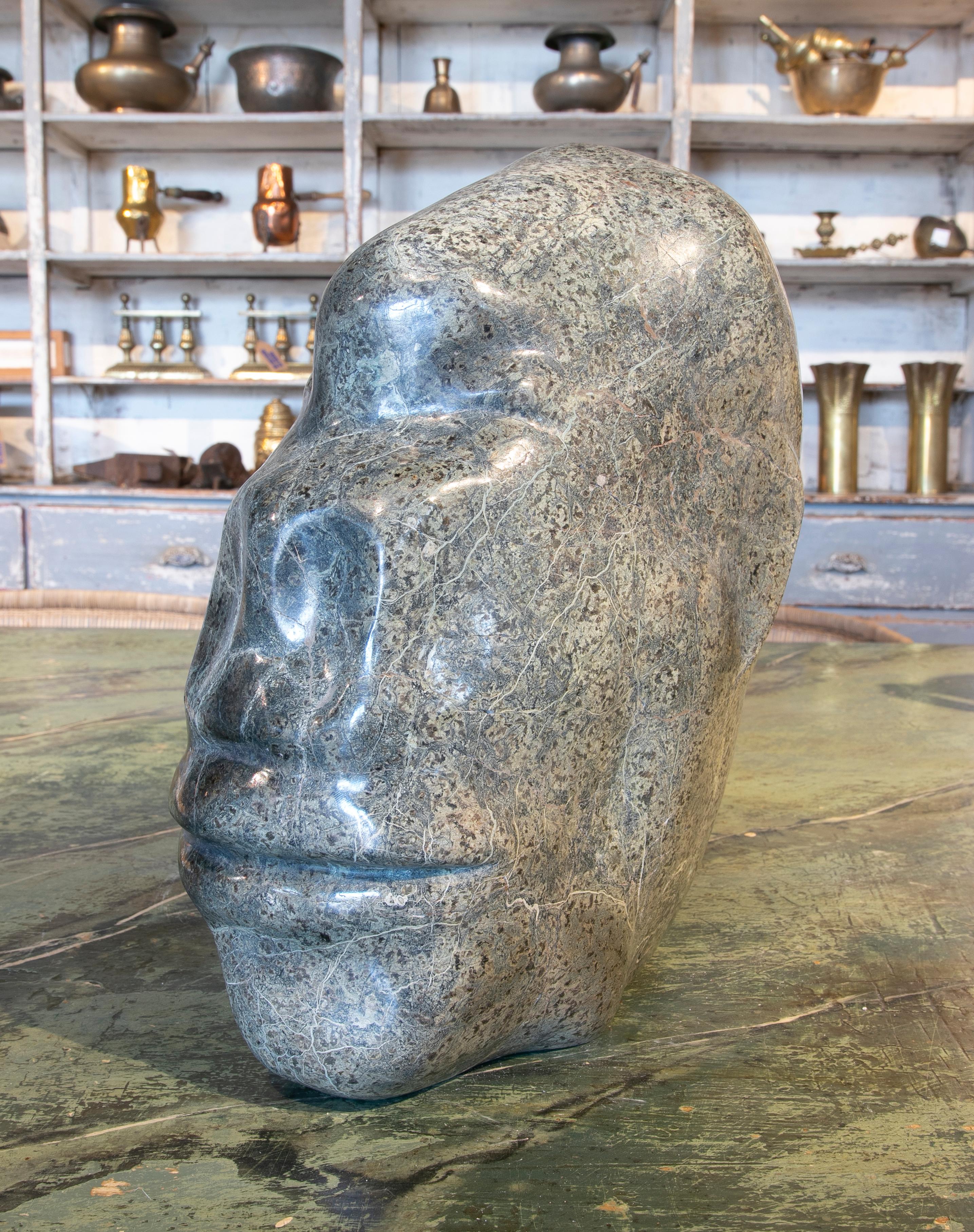 1990er Jahre Toby Govan Serpentinen-Marmor- Gorilla-Skulptur (Spanisch) im Angebot