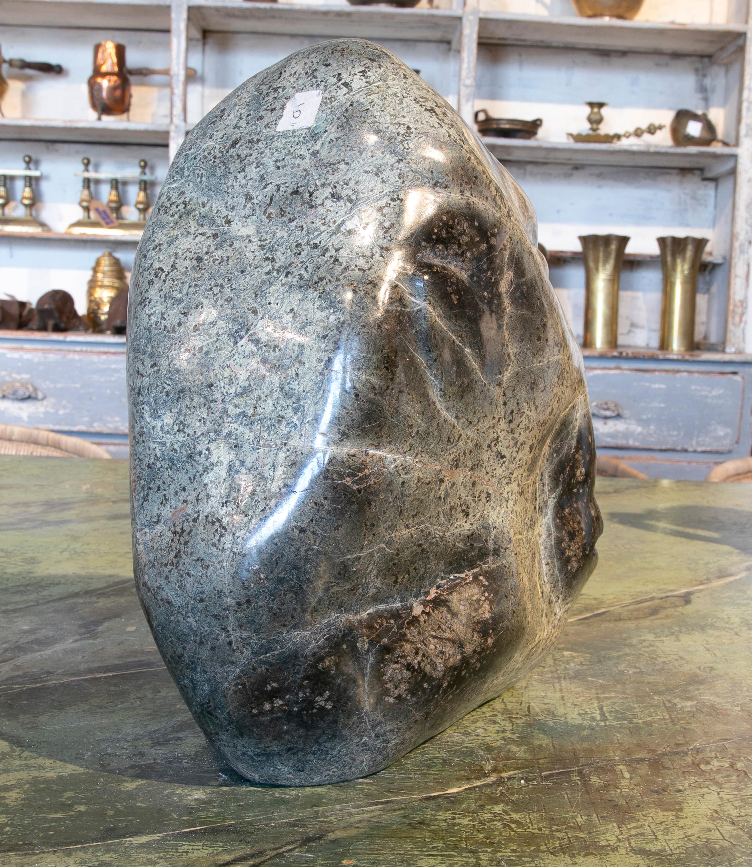 1990er Jahre Toby Govan Serpentinen-Marmor- Gorilla-Skulptur im Angebot 1