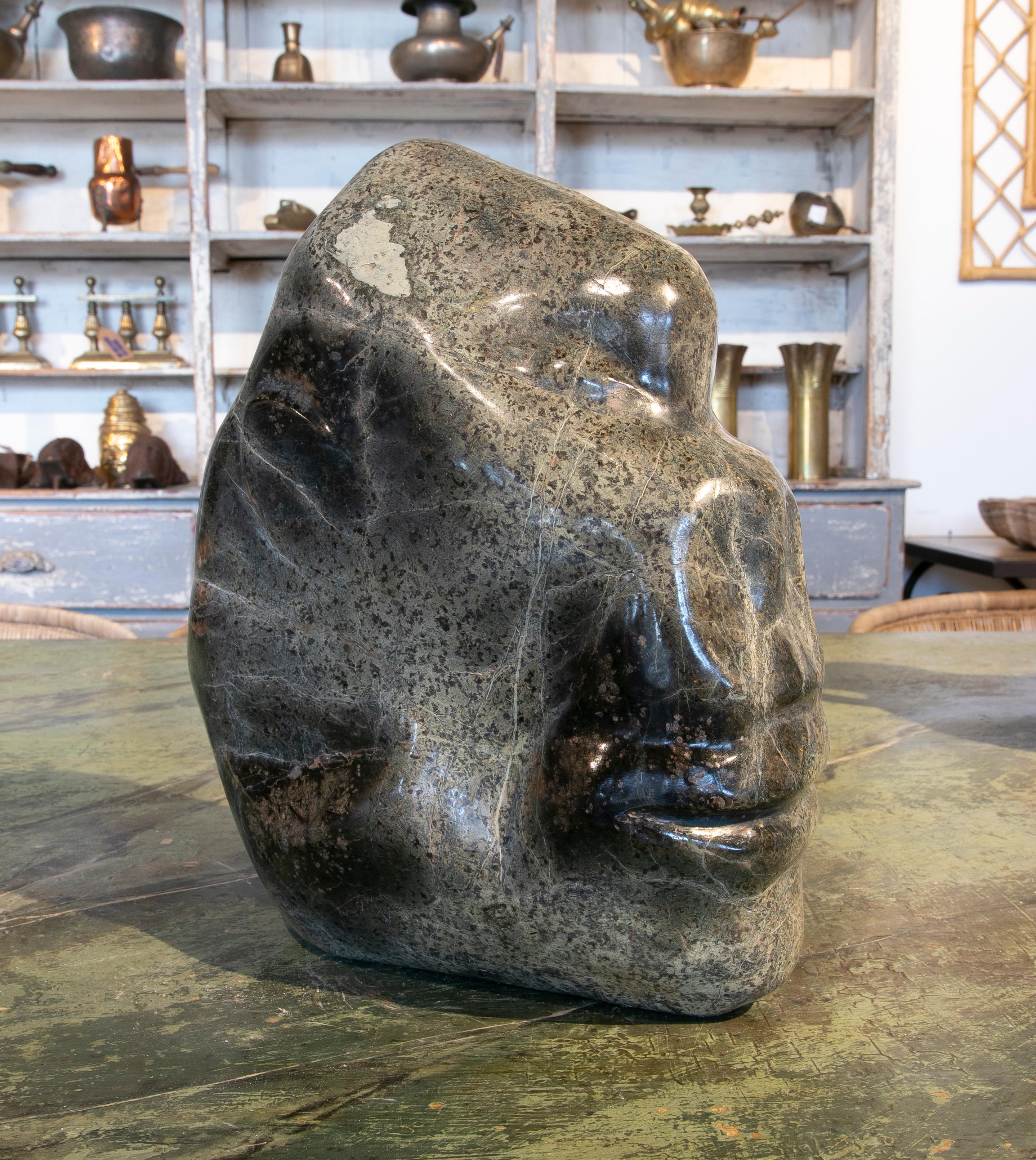 1990er Jahre Toby Govan Serpentinen-Marmor- Gorilla-Skulptur im Angebot 3