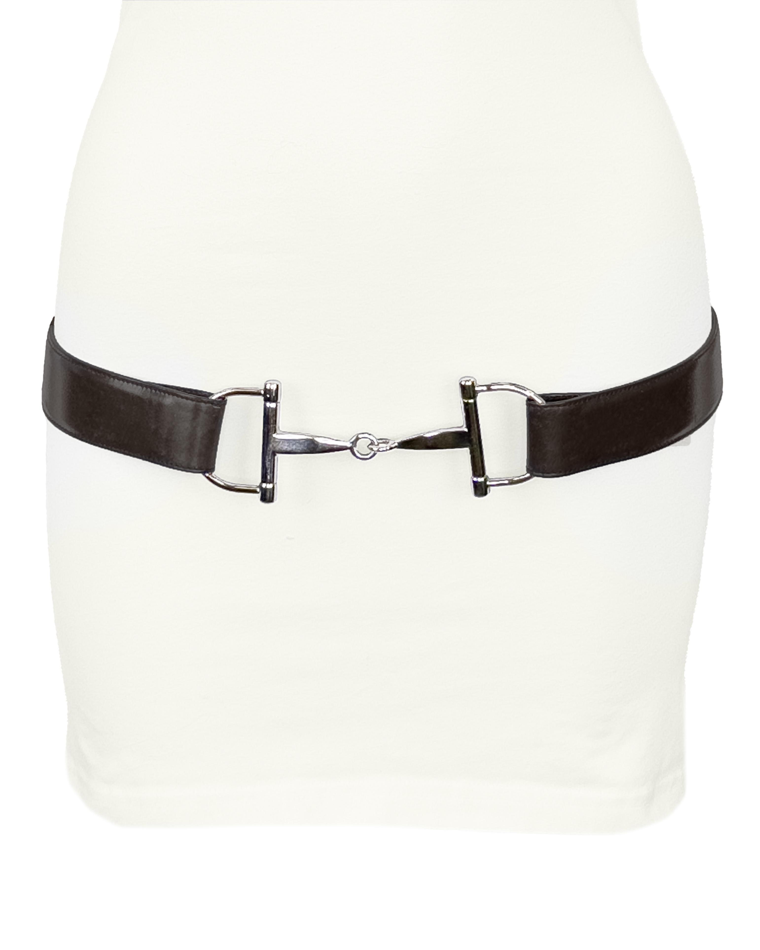 Cintura in pelle marrone cioccolato di Tom Ford for Gucci del 1990 con fibbia argentata a forma di cavallo. Due fori su ogni lato per la regolazione. Curva di adattamento. In eccellenti condizioni vintage.

Misurazione
38.5