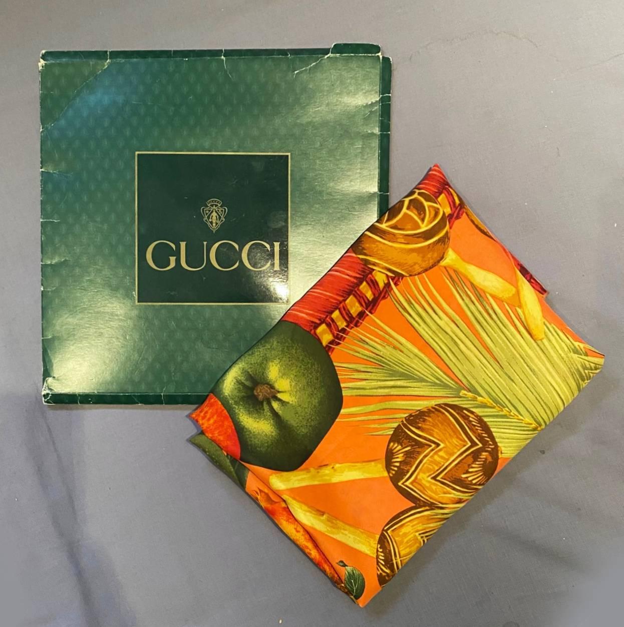 1990s rare Tom Ford for Gucci Tropical fruit silk pink- red scarf, logo labelled bananas, 100% silk, Made in Italy 

Condition: 1990s, very good, original box 

Dimensions: 88x88cm / 34.6x346in
