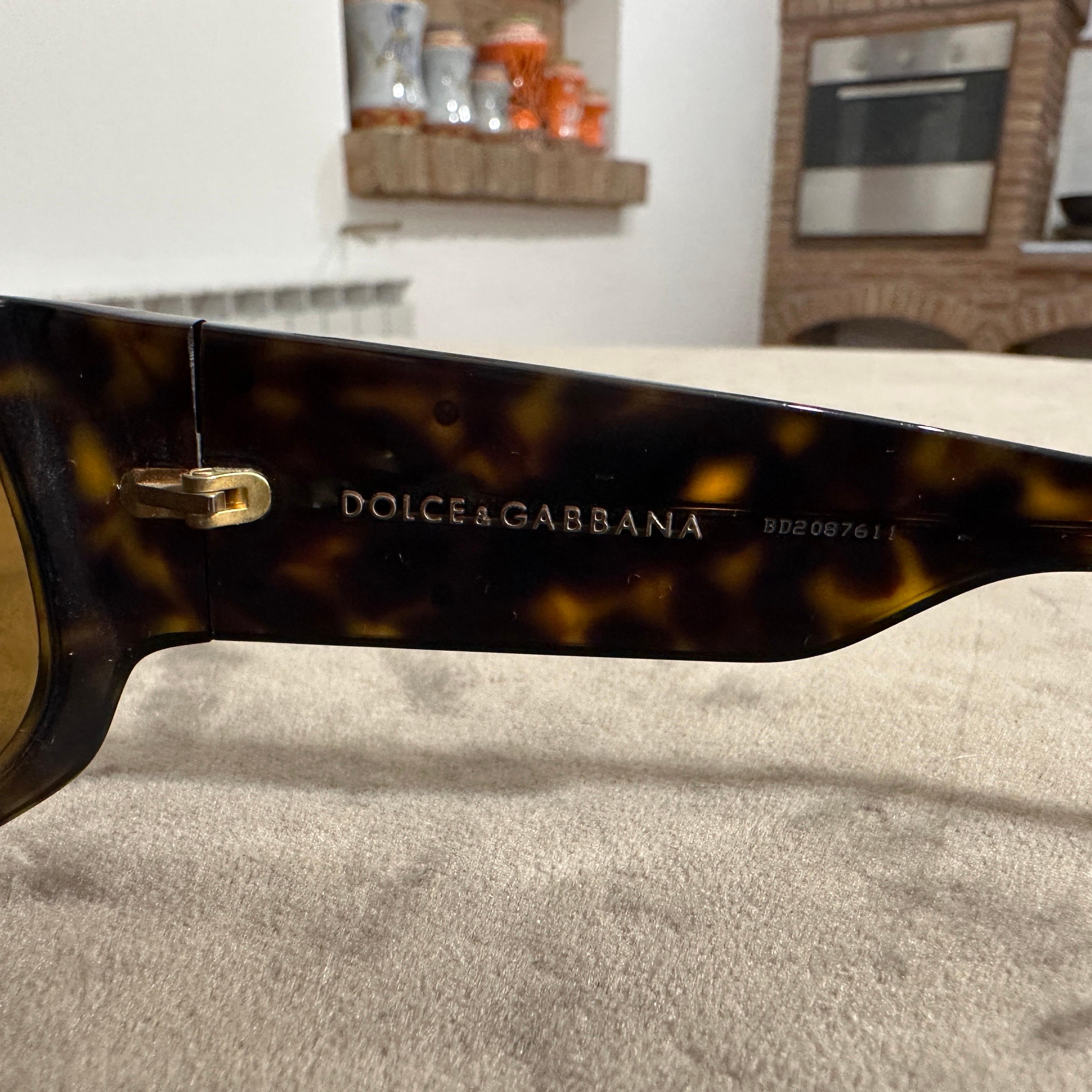 This stunning pair of vintage 1990s Dolce & Gabbana mask sunglasses embodies a bold and avant-garde aesthetic. The design features an oversized wraparound frame in tortoiseshell acetate, seamlessly merging retro flair with futuristic elements. The