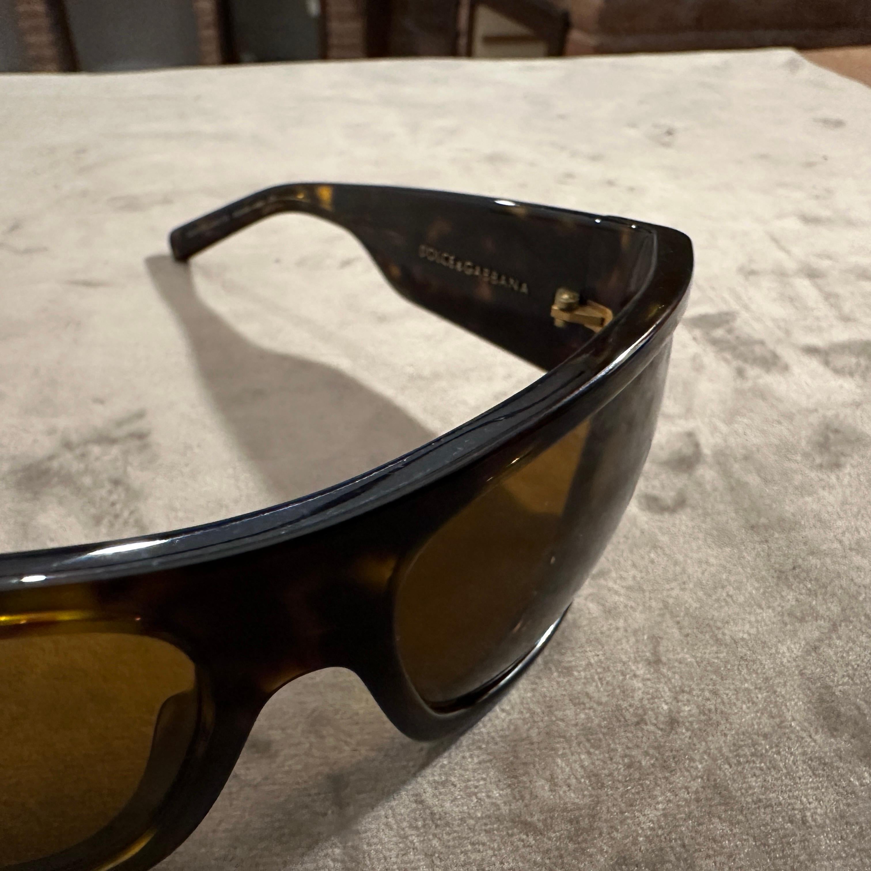 Women's or Men's 1990s Tortoiseshell Acetate Mask Sunglasses by Dolce & Gabbana For Sale