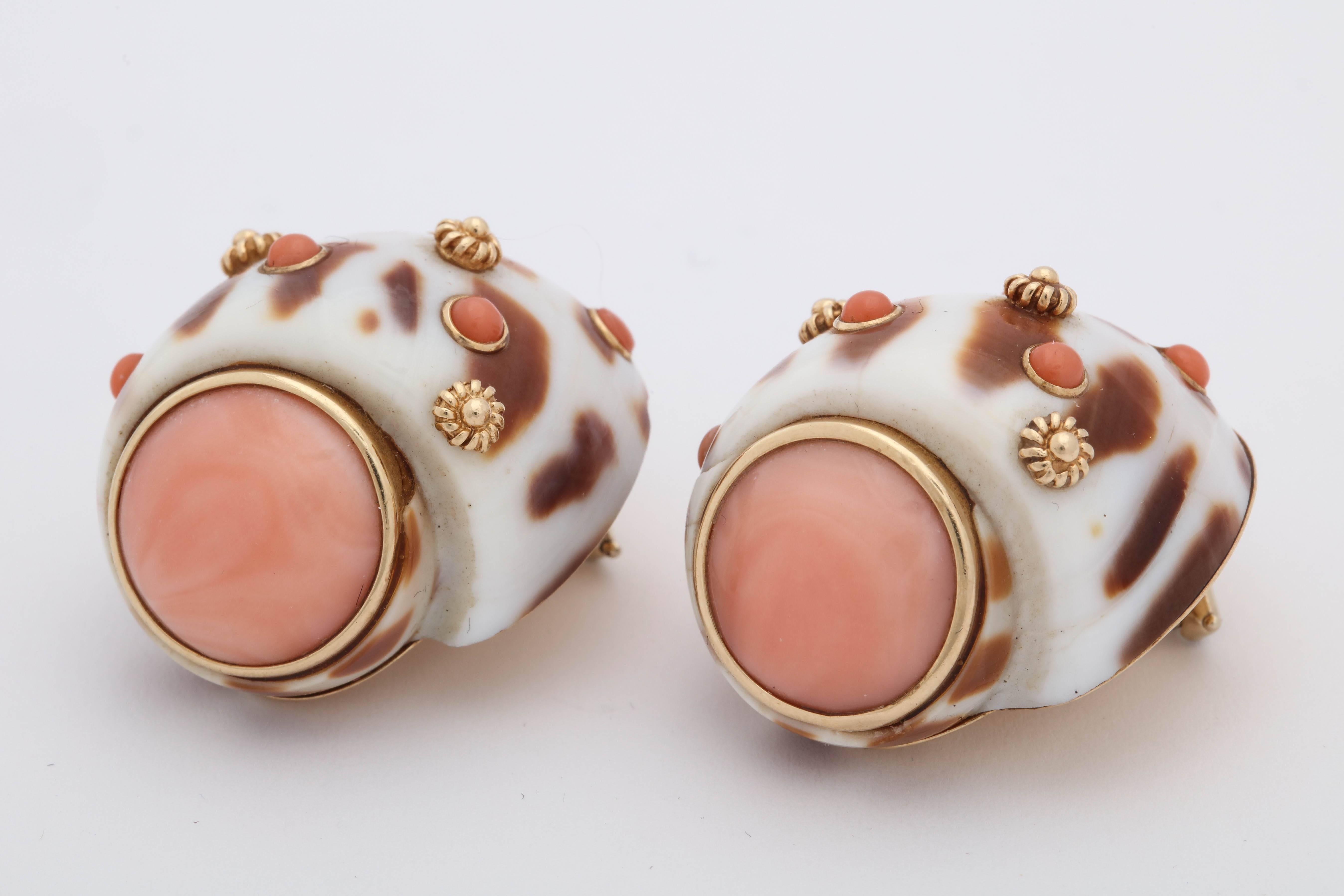 1990s Trianon Angel Skin Coral with Animal Print Shell Design Gold Earclips In Good Condition In New York, NY