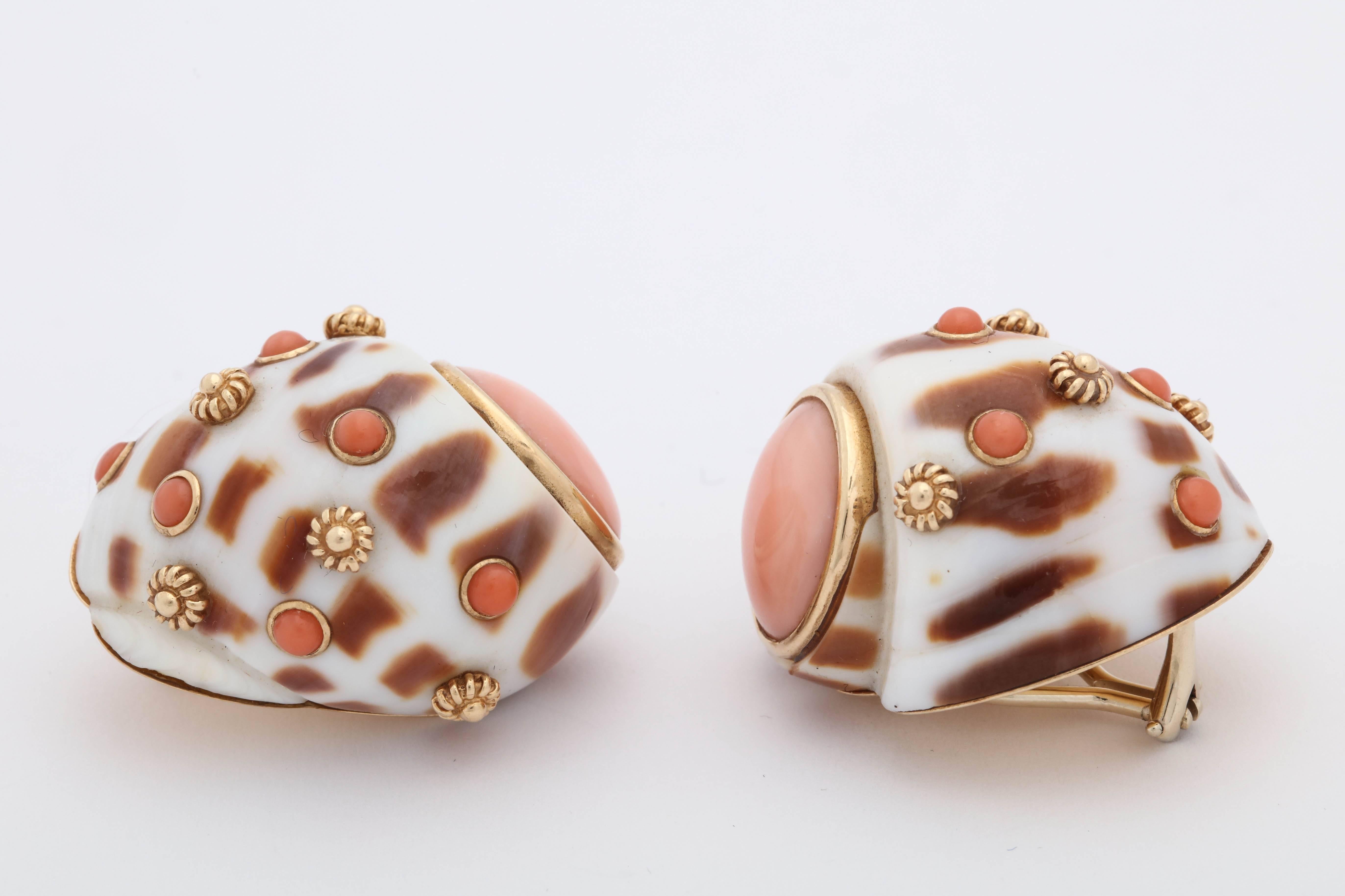 Women's 1990s Trianon Angel Skin Coral with Animal Print Shell Design Gold Earclips