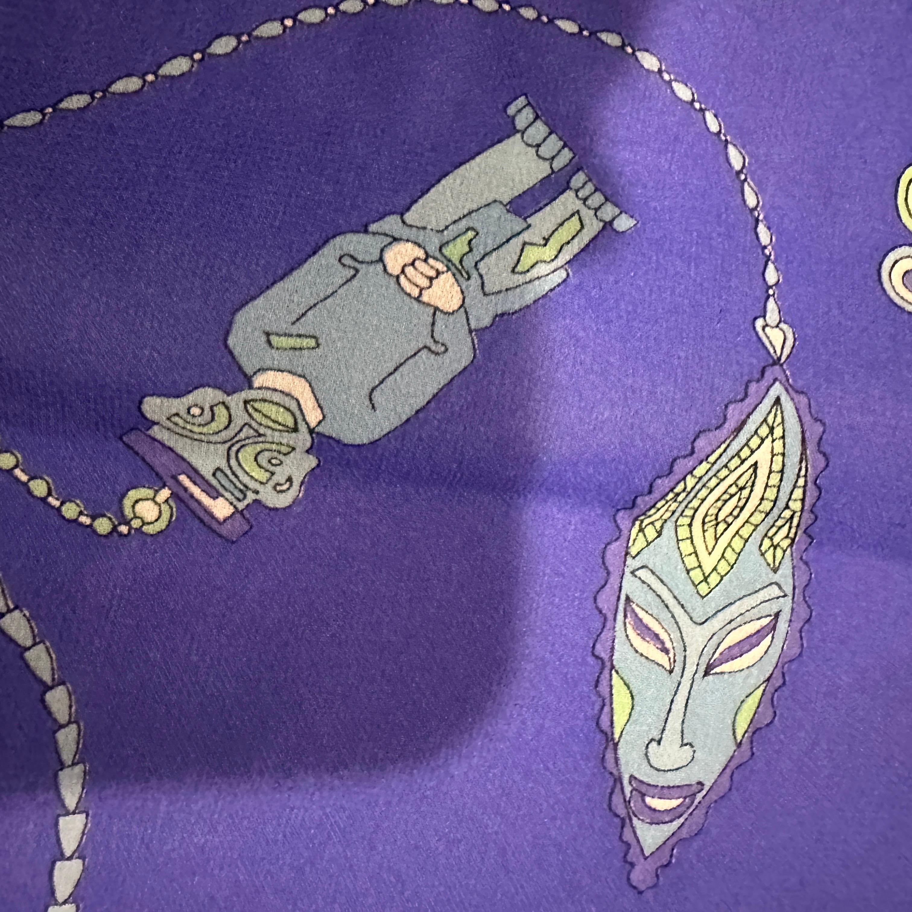 Aggiungi un tocco di eleganza italiana vintage alla tua collezione con questo bellissimo foulard in seta anni '90 di Emilio Pucci, proveniente da Firenze, Italia. La sciarpa presenta uno splendido sfondo blu intenso ornato da un motivo stravagante e