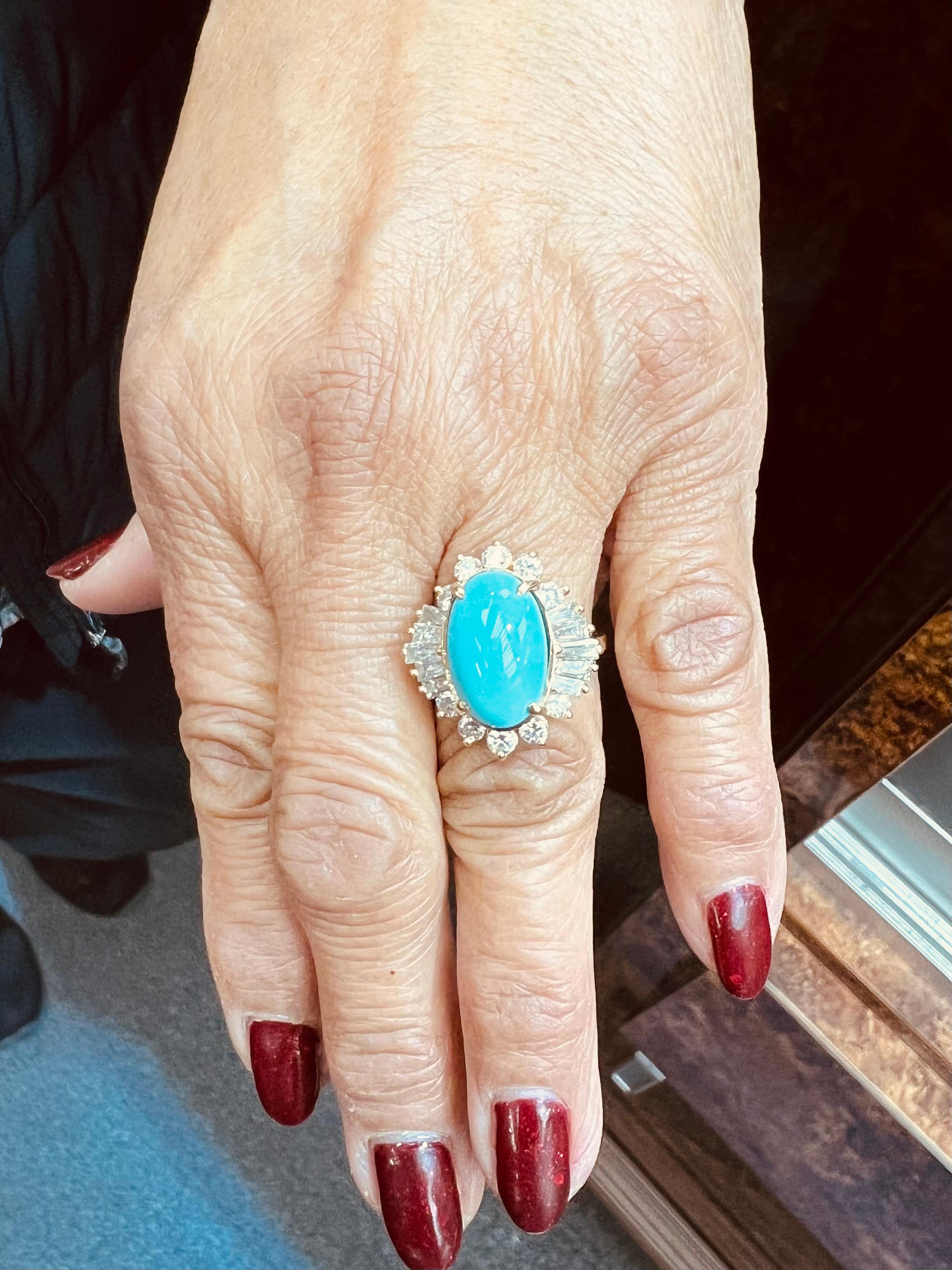 1990er Jahre Türkis Diamant 14k Gelbgold-Cluster-Ring.

Der Türkis-Diamant-Cluster-Ring aus 14 Karat Gelbgold aus den 1990er Jahren ist ein bemerkenswertes Schmuckstück, das die Designästhetik und die kulturellen Einflüsse seiner Zeit widerspiegelt.
