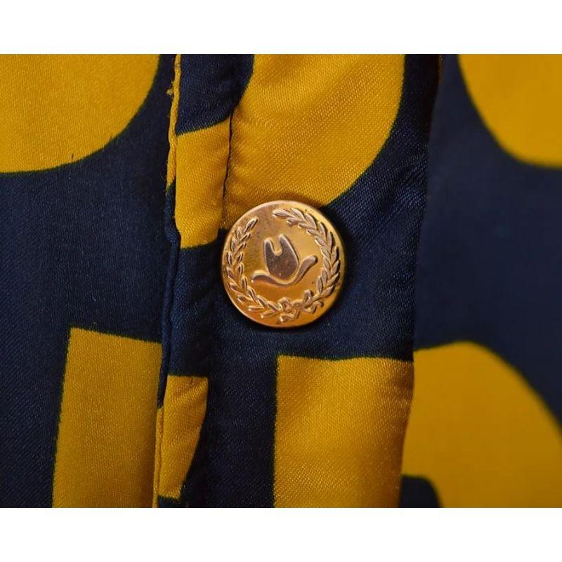 Epische, äußerst seltene Vintage 1990er Moschino 'Reuse & Recycle' Logo-Kissenjacke aus Satin mit übergroßer Passform. 

HERGESTELLT IN ITALIEN!

Merkmale:
Zentraler Reißverschluss und Druckknopfverschluss
Verstellbarer Kordelzug in der