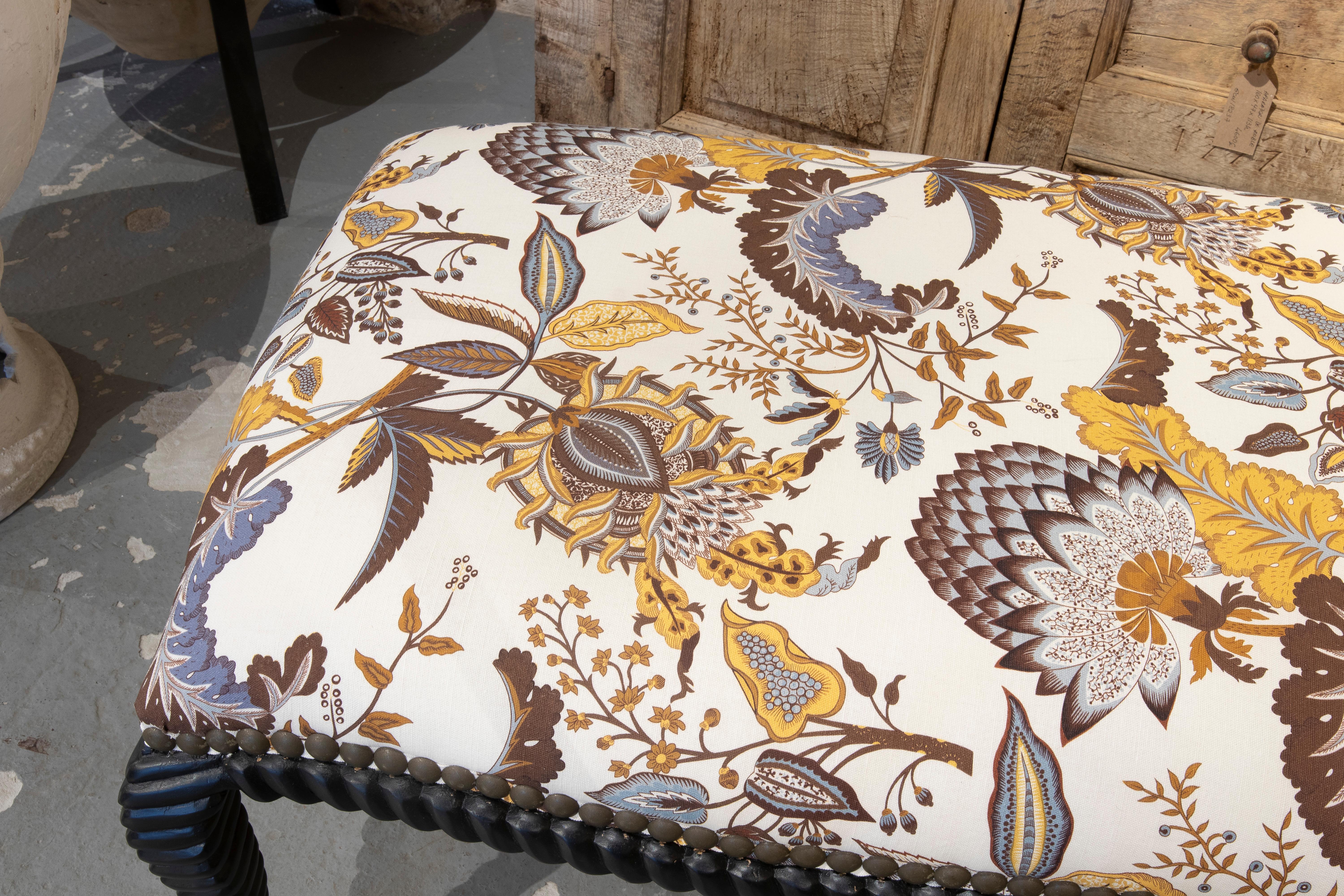 Espagnol 1990s Upholstered Bench with Spiral-Turned Legs and Vintage-Style Floral Fabric en vente