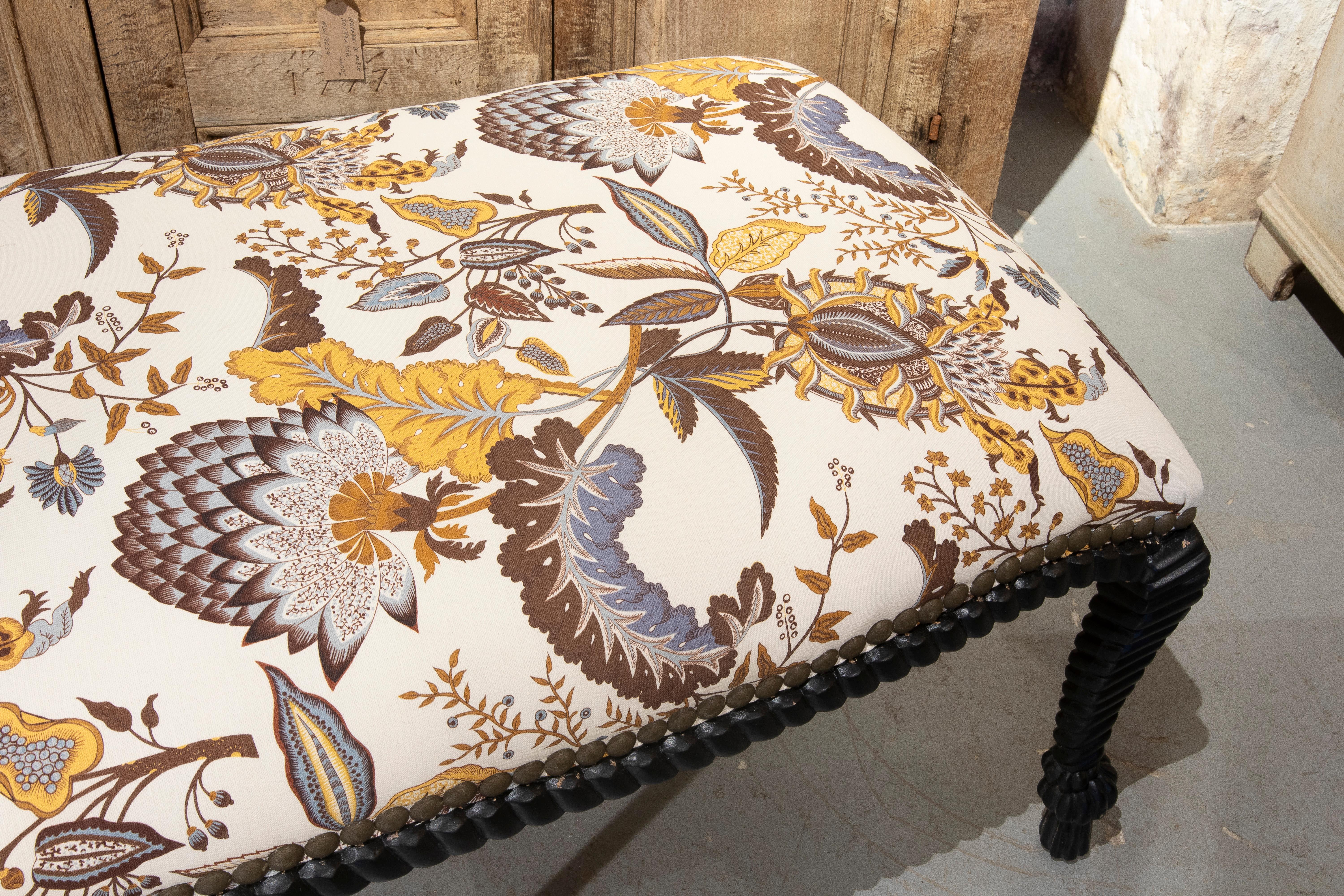 1990s Upholstered Bench with Spiral-Turned Legs and Vintage-Style Floral Fabric Bon état - En vente à Marbella, ES