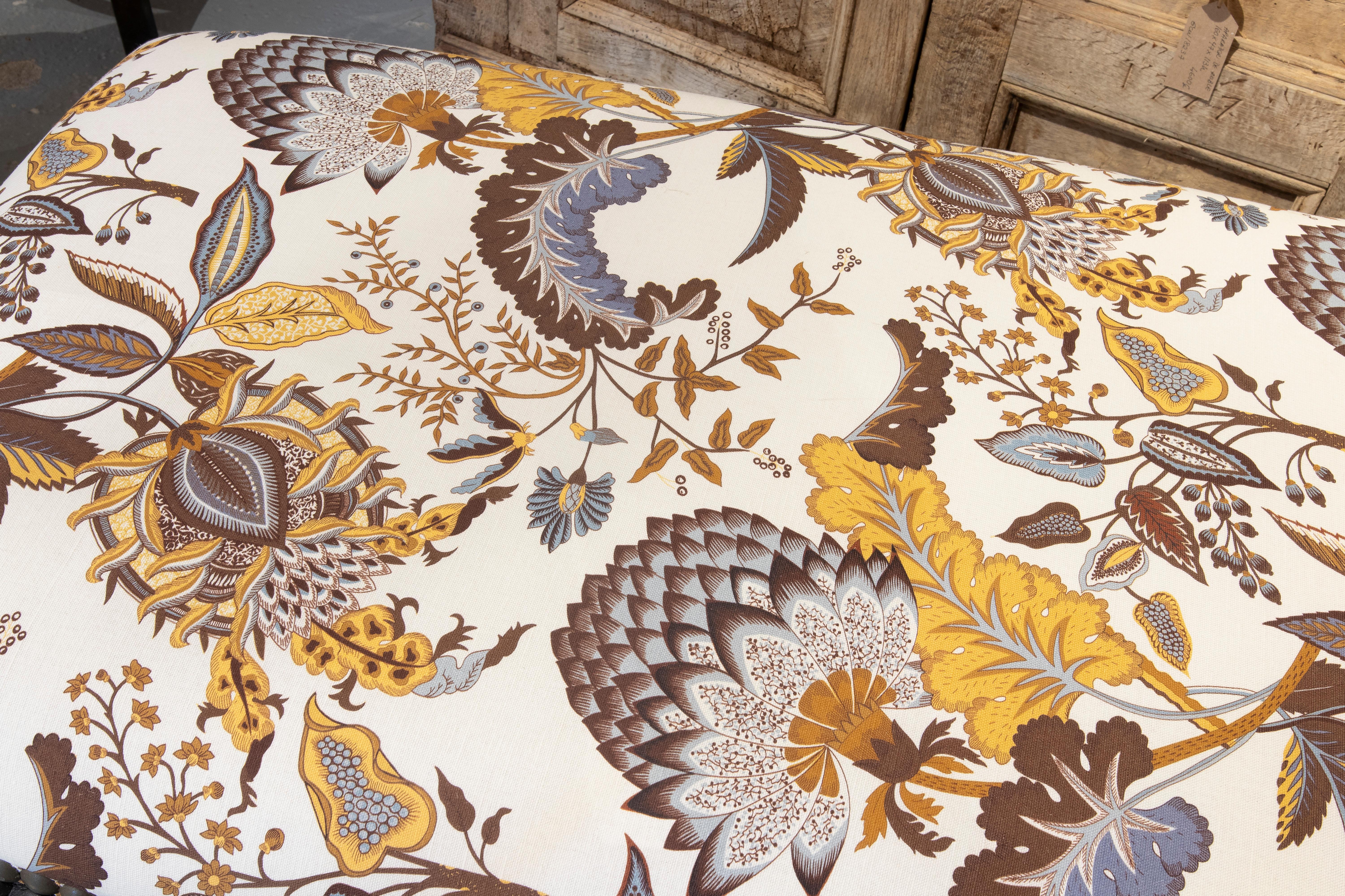 Tissu 1990s Upholstered Bench with Spiral-Turned Legs and Vintage-Style Floral Fabric en vente
