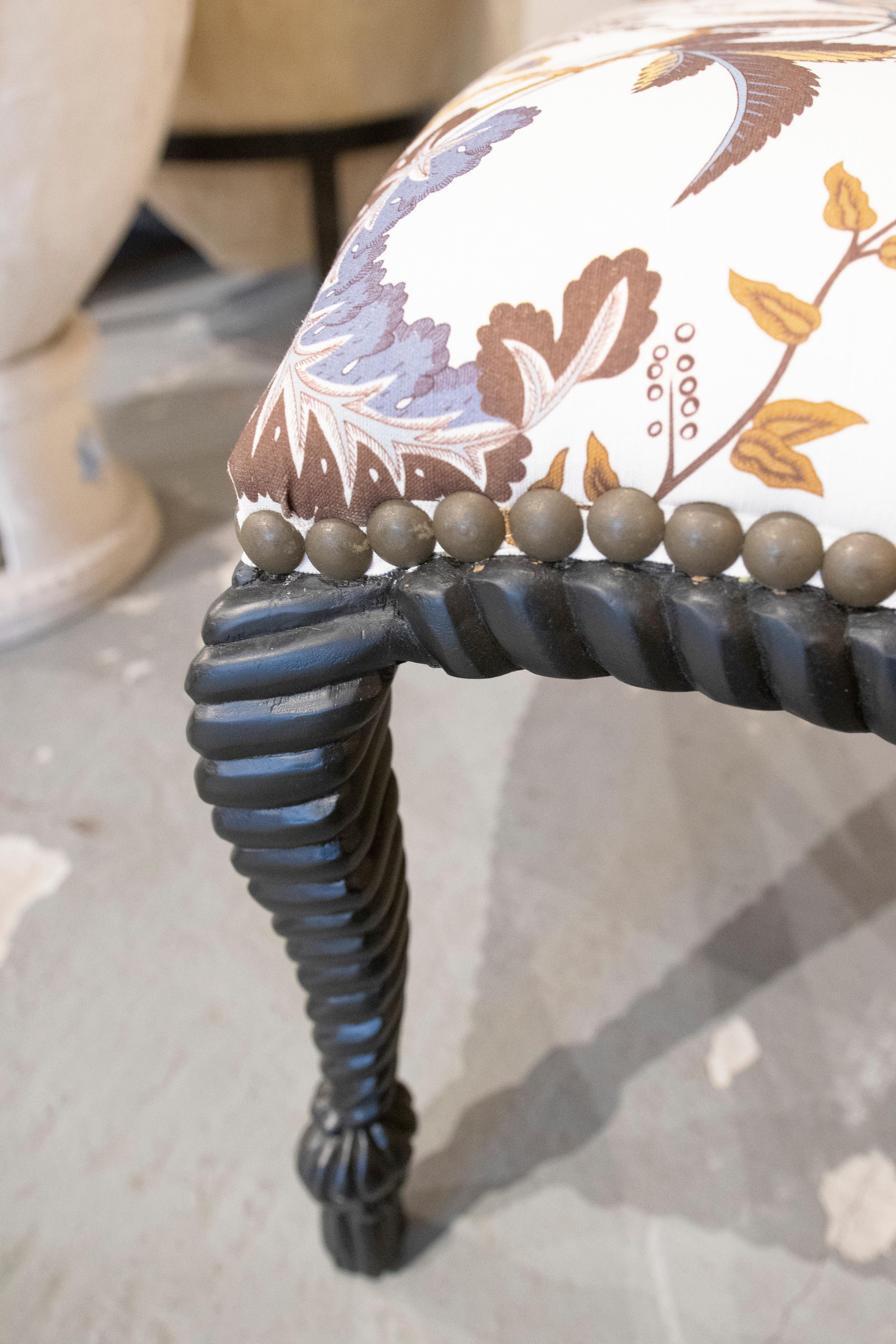 1990s Upholstered Bench with Spiral-Turned Legs and Vintage-Style Floral Fabric en vente 1