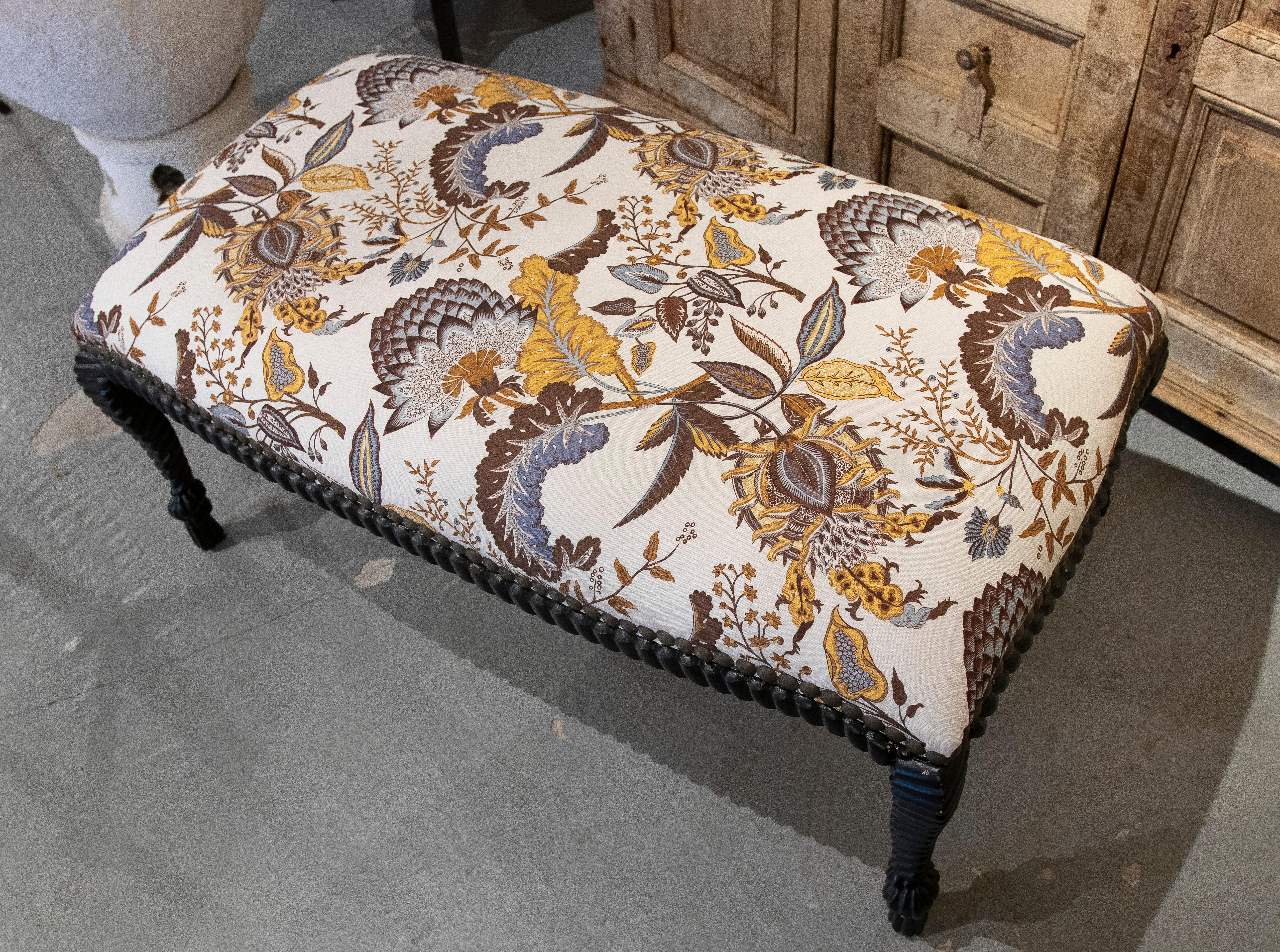 1990s Upholstered Bench with Spiral-Turned Legs and Vintage-Style Floral Fabric en vente 2