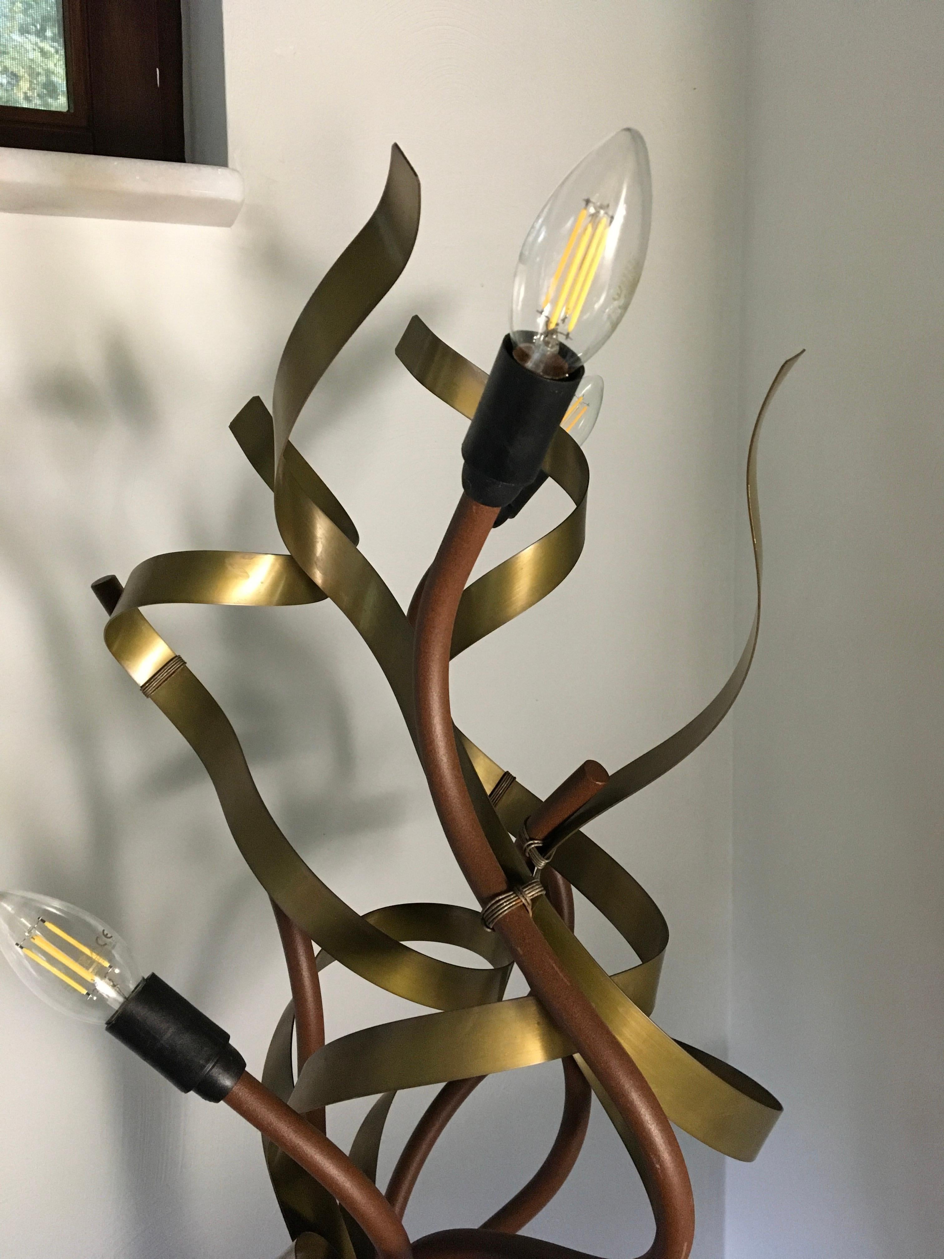 1990s Urban table lamp of metal by Jacco Maris. 
Handmade table lamp with bended or curly metal in the colors brown with messing - two-tone table lamp. 
A vintage table lamp wich has a chique finesse, a kind of natural look by the shape and the