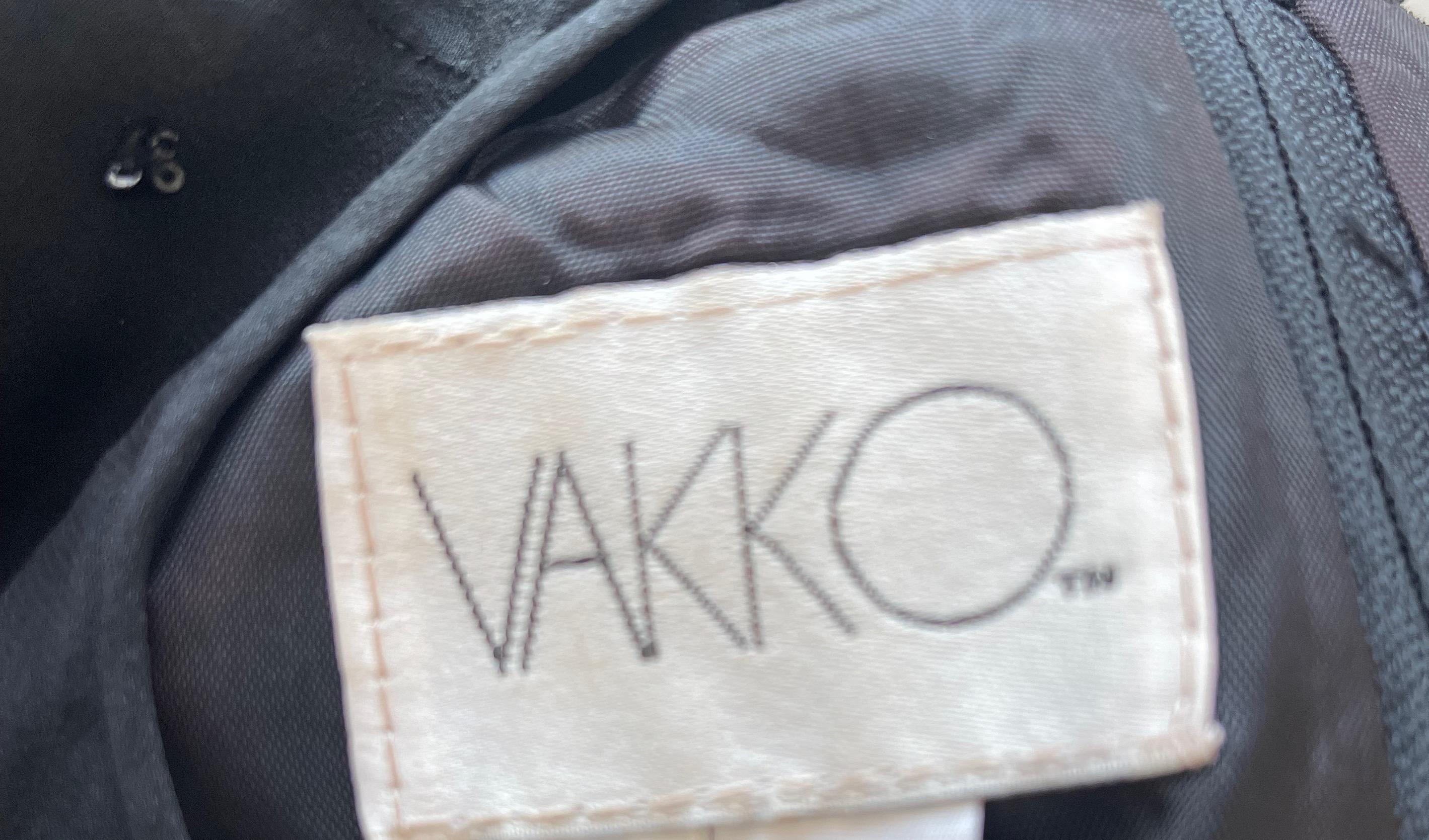 Sexy early 90s VAKKO robe bodcon en cuir daim noir et mousseline de soie ! La robe présente un décolleté en cœur avec une mousseline de soie noire transparente au-dessus du buste sur le devant et dans le dos. Perles métalliques cousues à la main sur