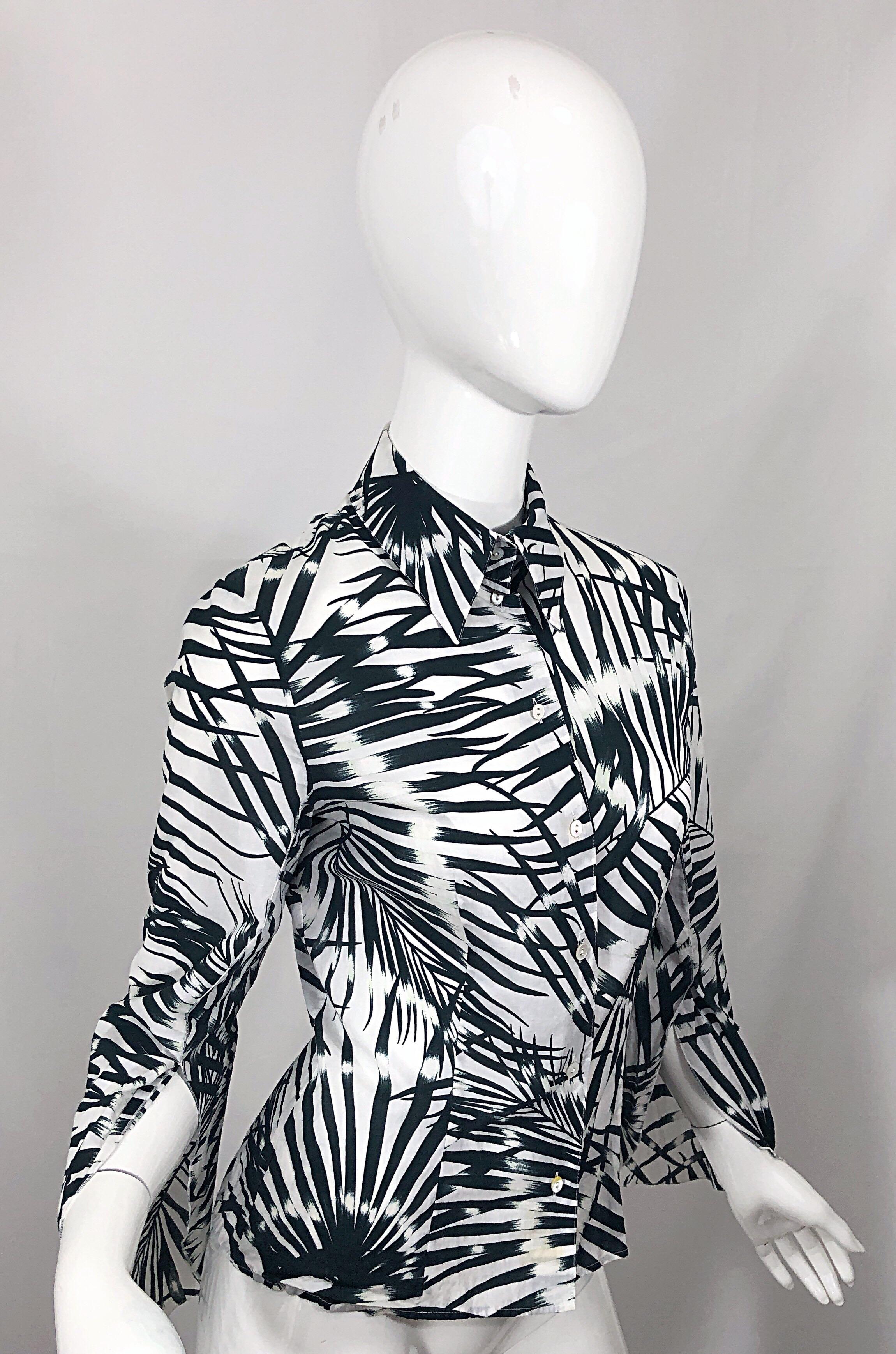 1990er Valentino Schwarzes und weißes langärmeliges Hemdbluse mit Palmenmuster aus Baumwolle im Angebot 7